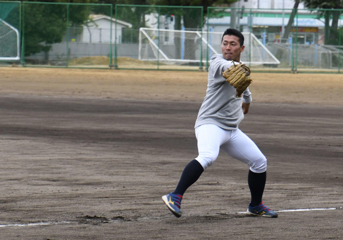 高松商グラウンドで左グラブをはめてキャッチボールする浅野翔吾（撮影・中野椋）