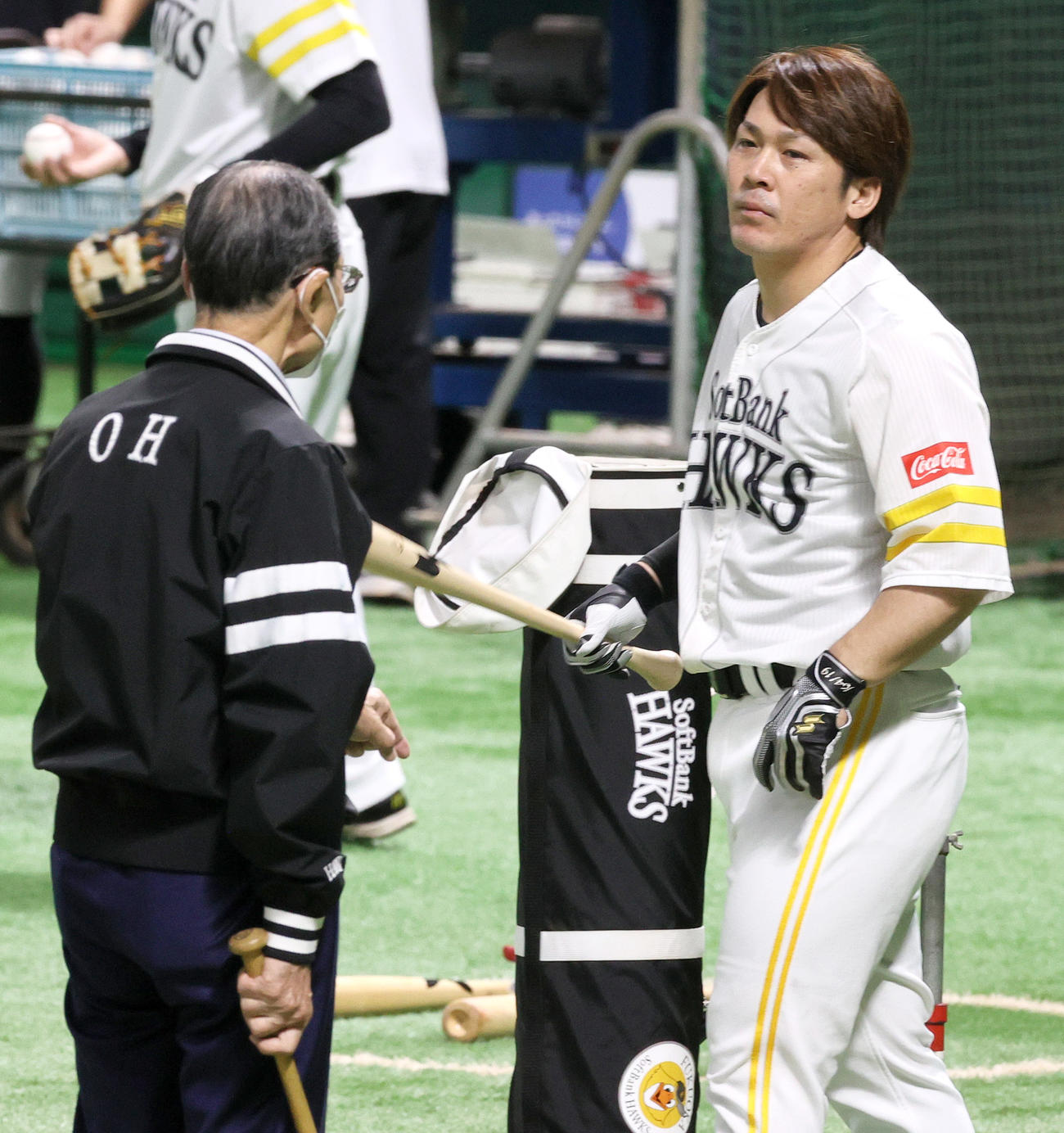 ソフトバンク対西武　試合前の練習で甲斐（右）を指導する王球団会長（撮影・上山淳一）
