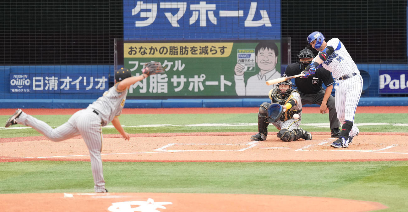 DeNA対阪神　2回裏DeNA2死、内野安打を放つソト。投手伊藤将（撮影・鈴木みどり）
