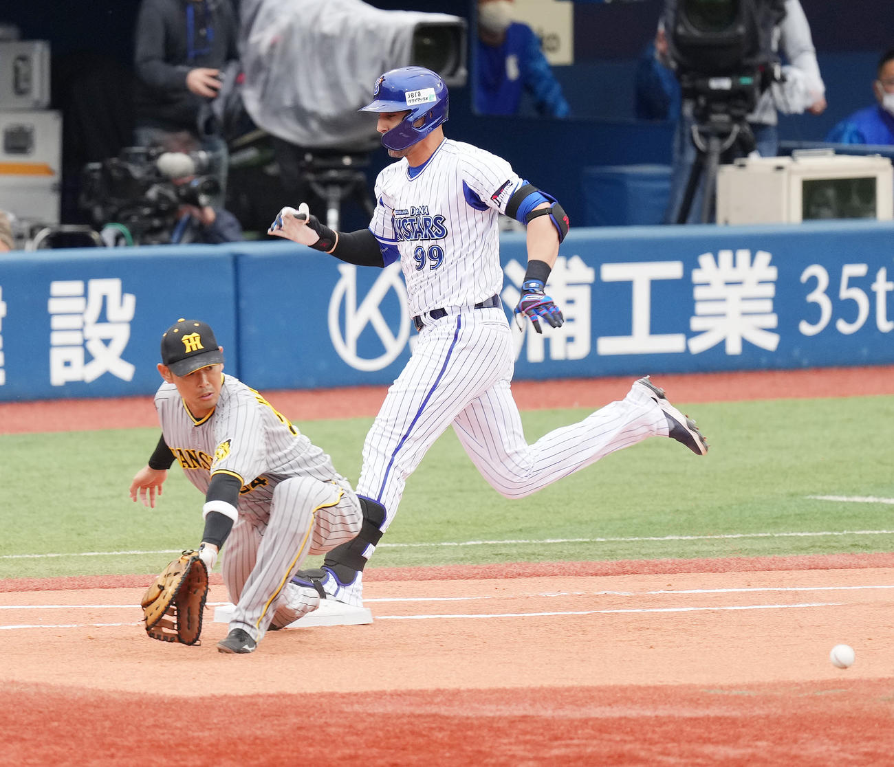 DeNA対阪神　2回裏DeNA2死、内野安打を放ち一塁へ駆け込むソト。一塁手原口（撮影・鈴木みどり）