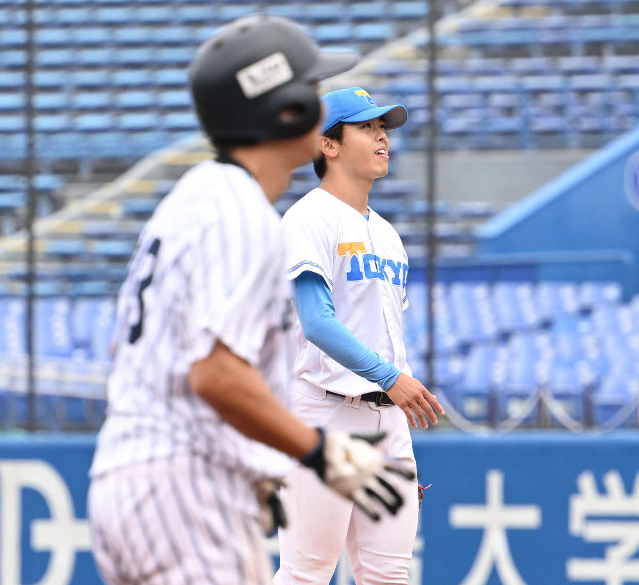 東大対立大　9回裏立大2死満塁、サヨナラとなる押し出し四球を許し厳しい表情の井沢（奥）（撮影・滝沢徹郎）