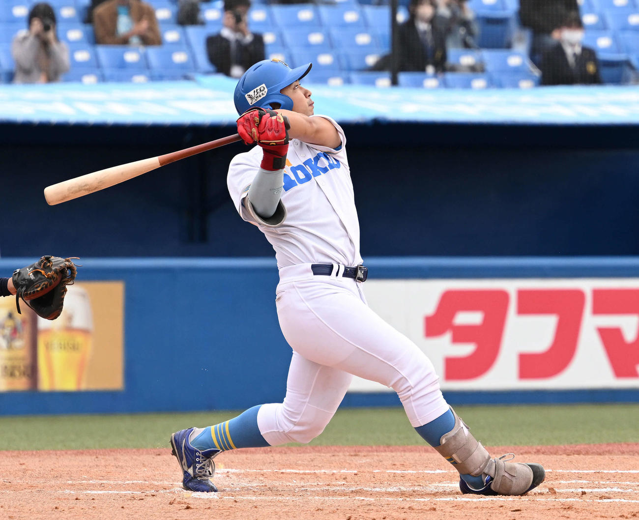東大対立大　7回表東大1死三塁、代打赤井は犠飛を放つ（撮影・滝沢徹郎）