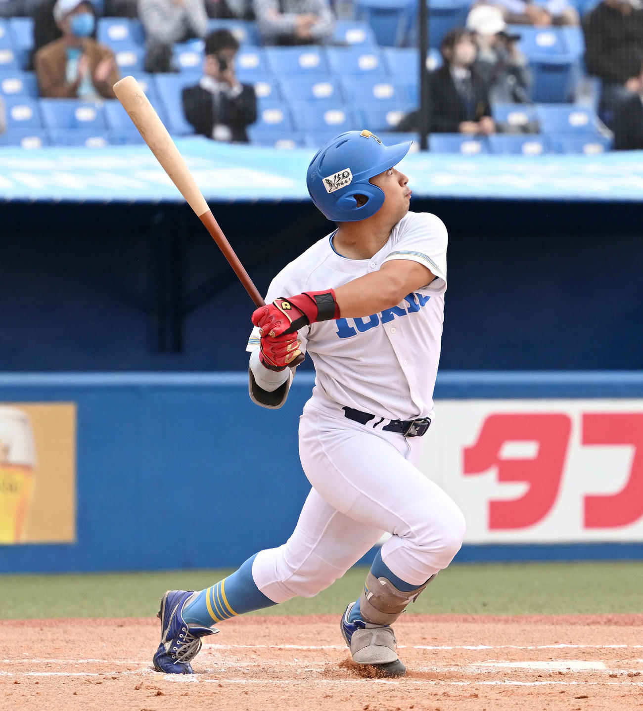 東大対立大　7回表東大1死三塁、代打赤井は犠飛を放つ（撮影・滝沢徹郎）