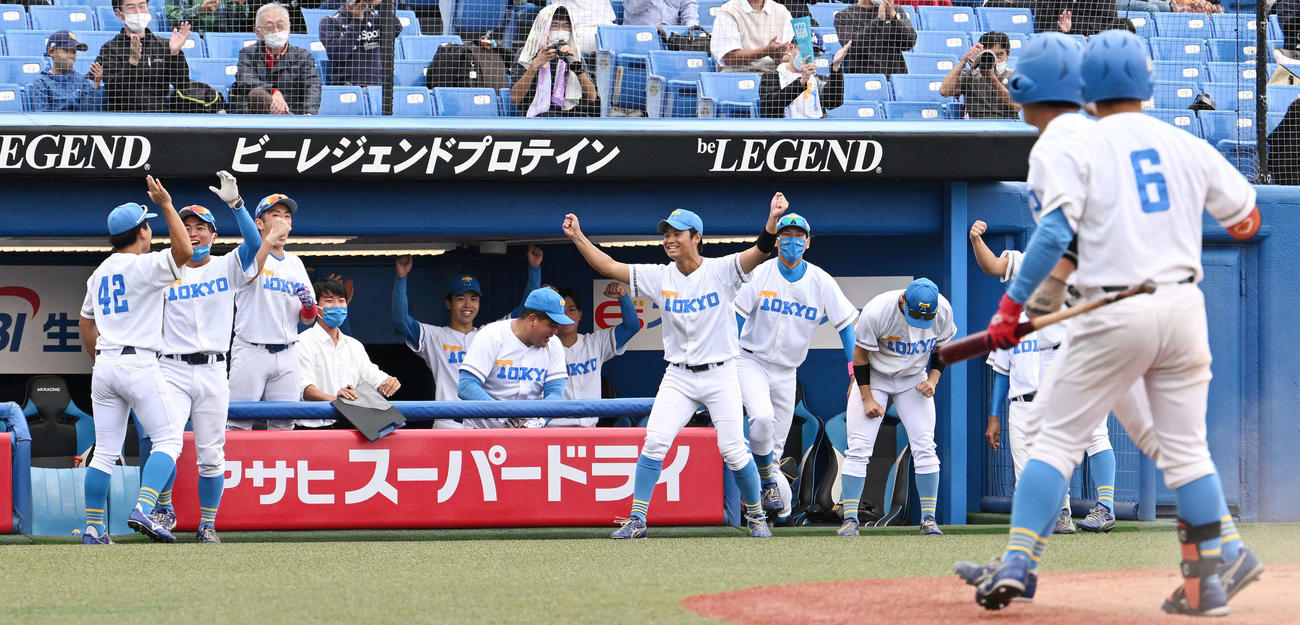 東大対立大　7回表東大1死三塁、代打赤井の犠飛から得点し盛り上がる選手たち（撮影・滝沢徹郎）