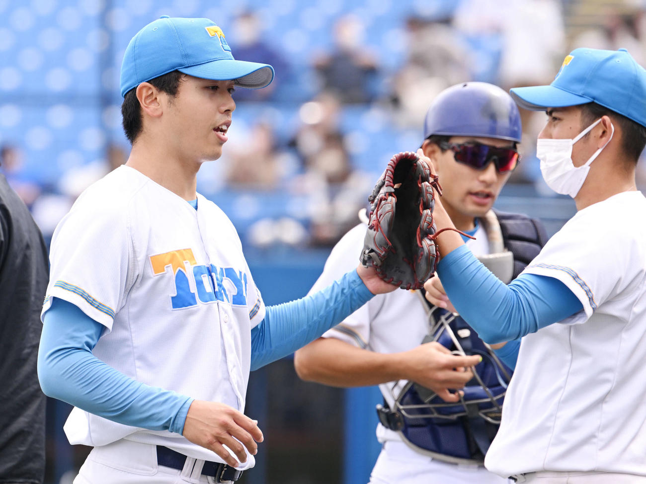 東大対立大　1回裏を投げ終えチームメートとタッチを交わす東大先発の井沢（左）（撮影・滝沢徹郎）