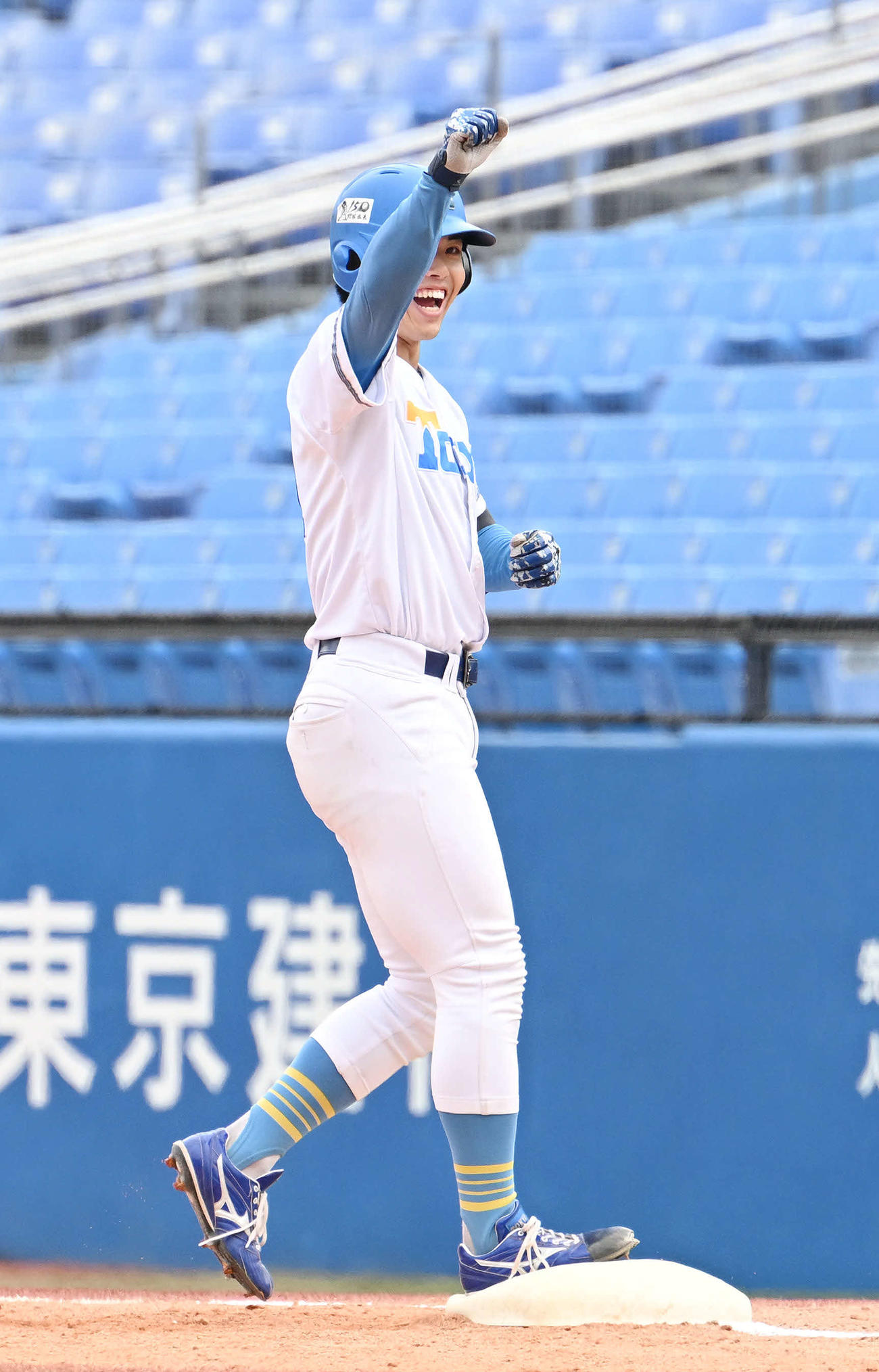 東大対立大　3回表東大2死、井沢は中前打を放ちガッツポーズする（撮影・滝沢徹郎）