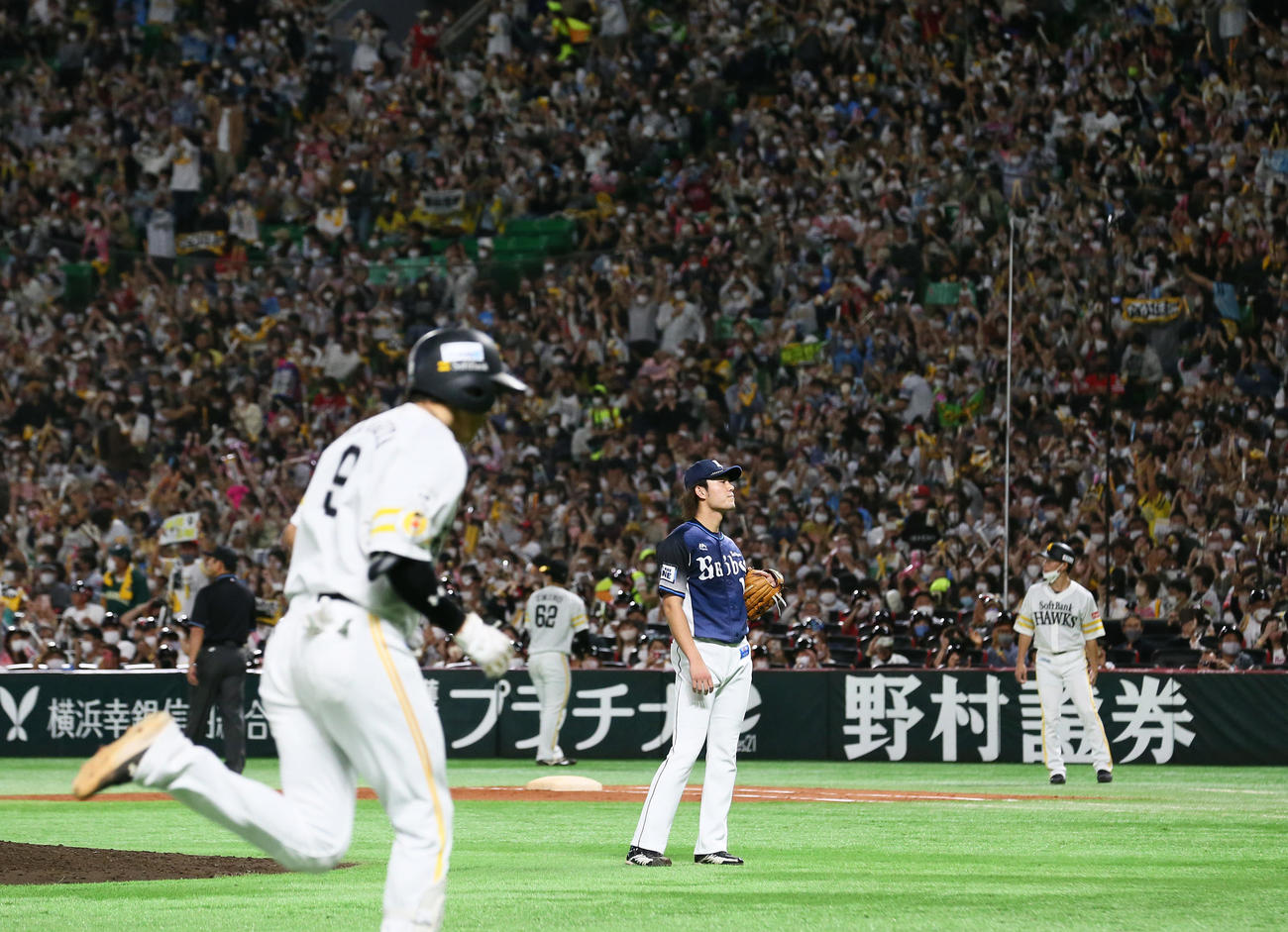 ソフトバンク対西武　3回裏ソフトバンク2死満塁、今井（中央）は柳田（手前）に右越え満塁本塁打を浴びる（撮影・上山淳一）