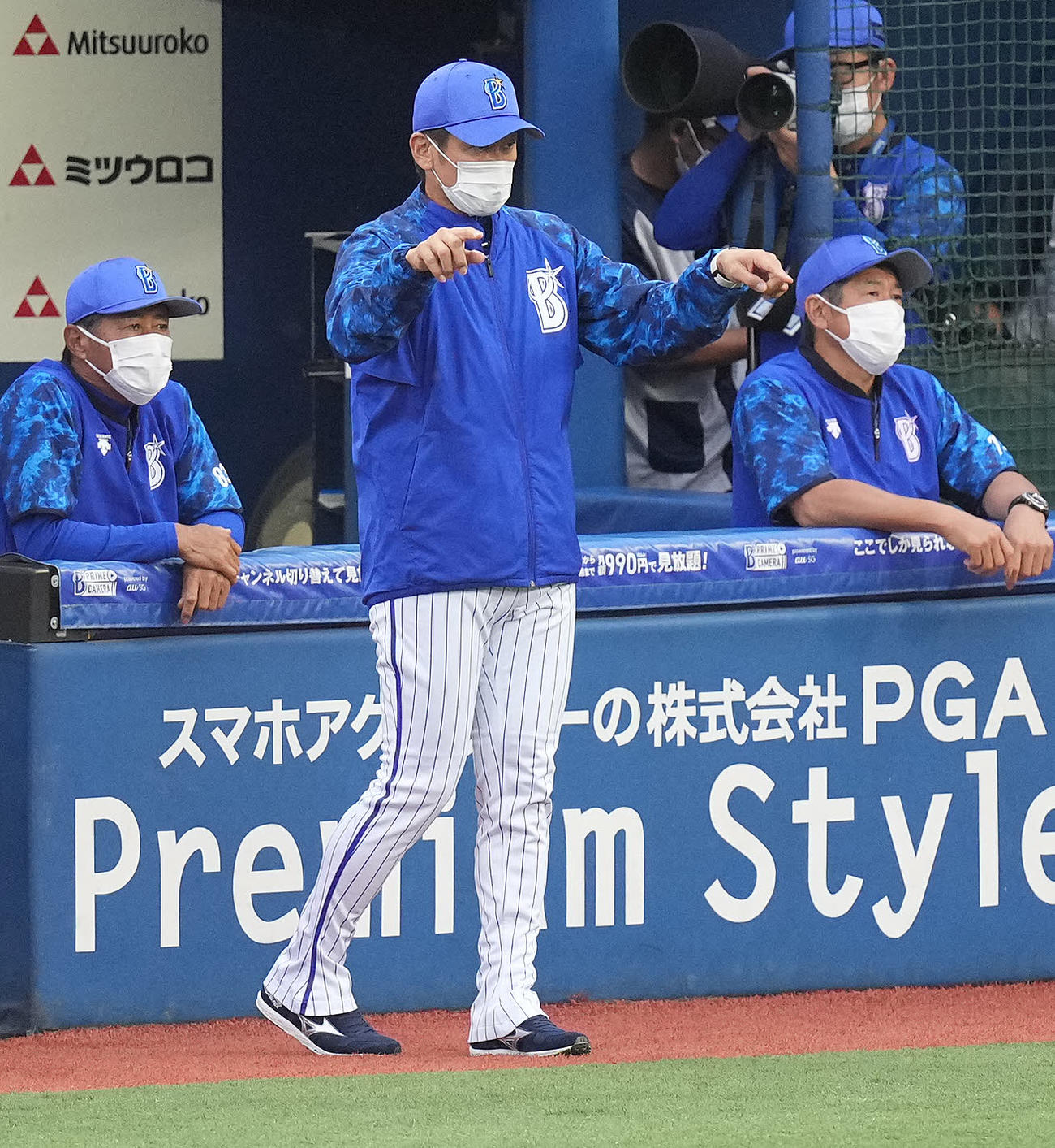 DeNA対阪神　5回裏DeNA無死二、三塁、大和の先制の中前適時打で生還を試みた二塁走者ソトが本塁アウトと判定された場面で、リクエストを行使する三浦監督（中央）（撮影・鈴木みどり）