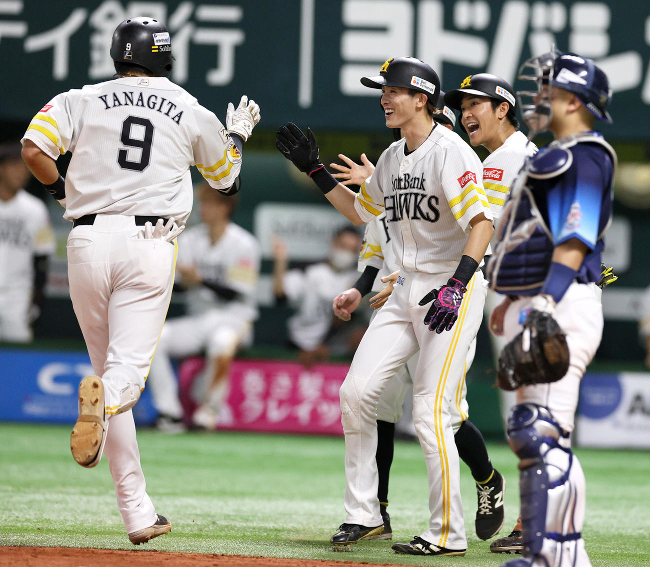 ソフトバンク対西武　3回裏ソフトバンク2死満塁、柳田（左）は右越え満塁本塁打を放ちナインの祝福を受ける（撮影・上山淳一）
