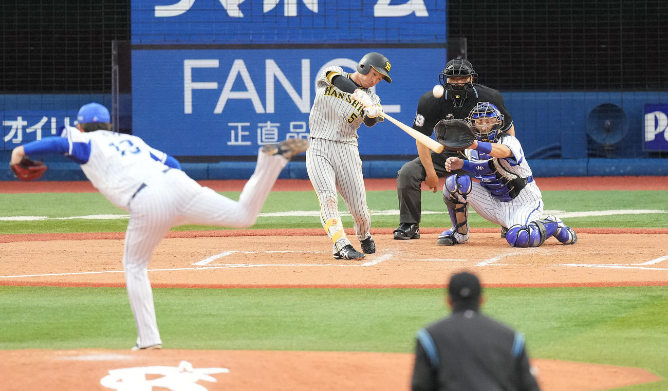 DeNA対阪神　7回表阪神1死三塁、三邪飛に倒れる近本。投手伊勢（撮影・鈴木みどり）