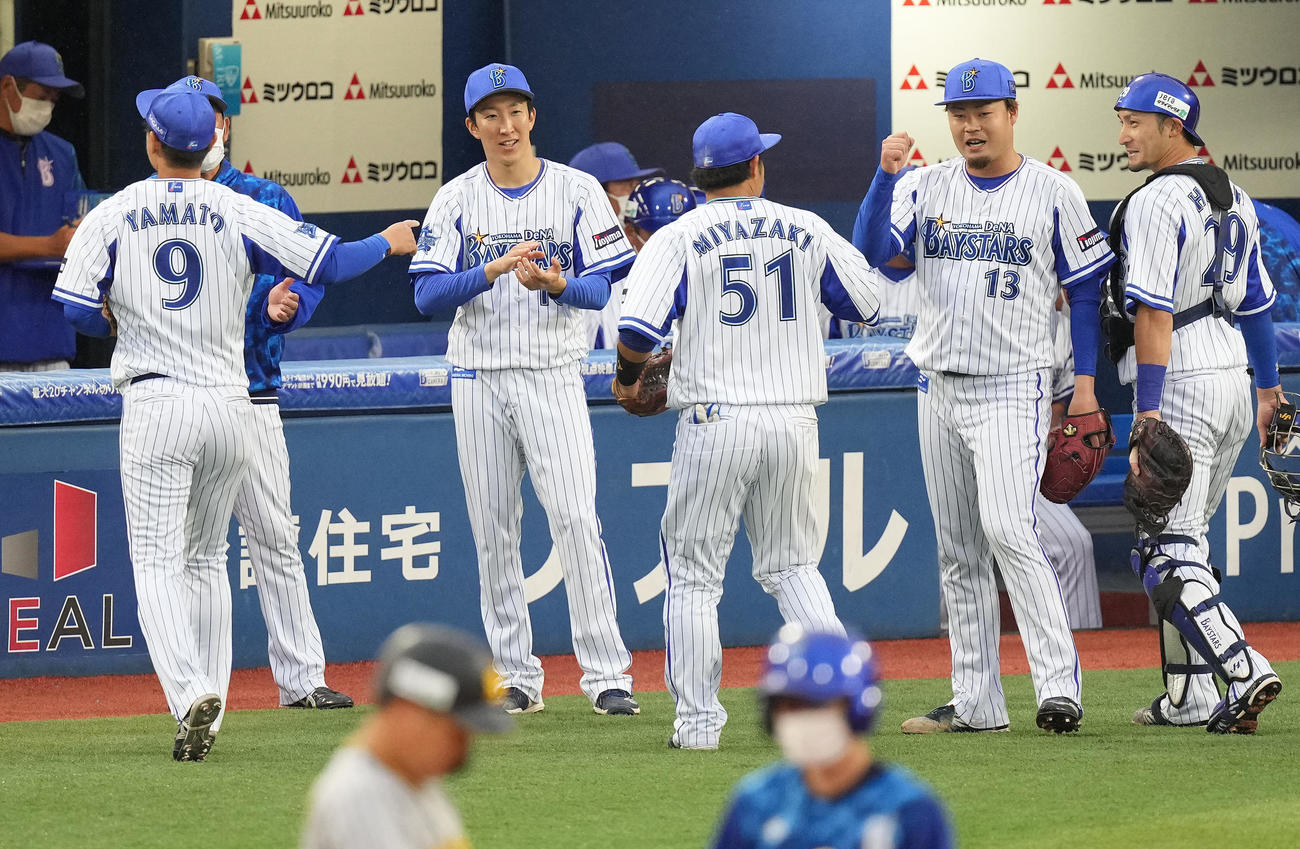 DeNA対阪神　7回表を無失点に抑え、伊勢（右から2人目）らを迎えるDeNA大貫（中央）（撮影・鈴木みどり）