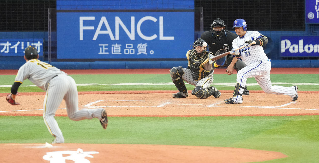 DeNA対阪神　7回裏DeNA無死一塁、送りバントを決める宮崎。投手西純（撮影・鈴木みどり）