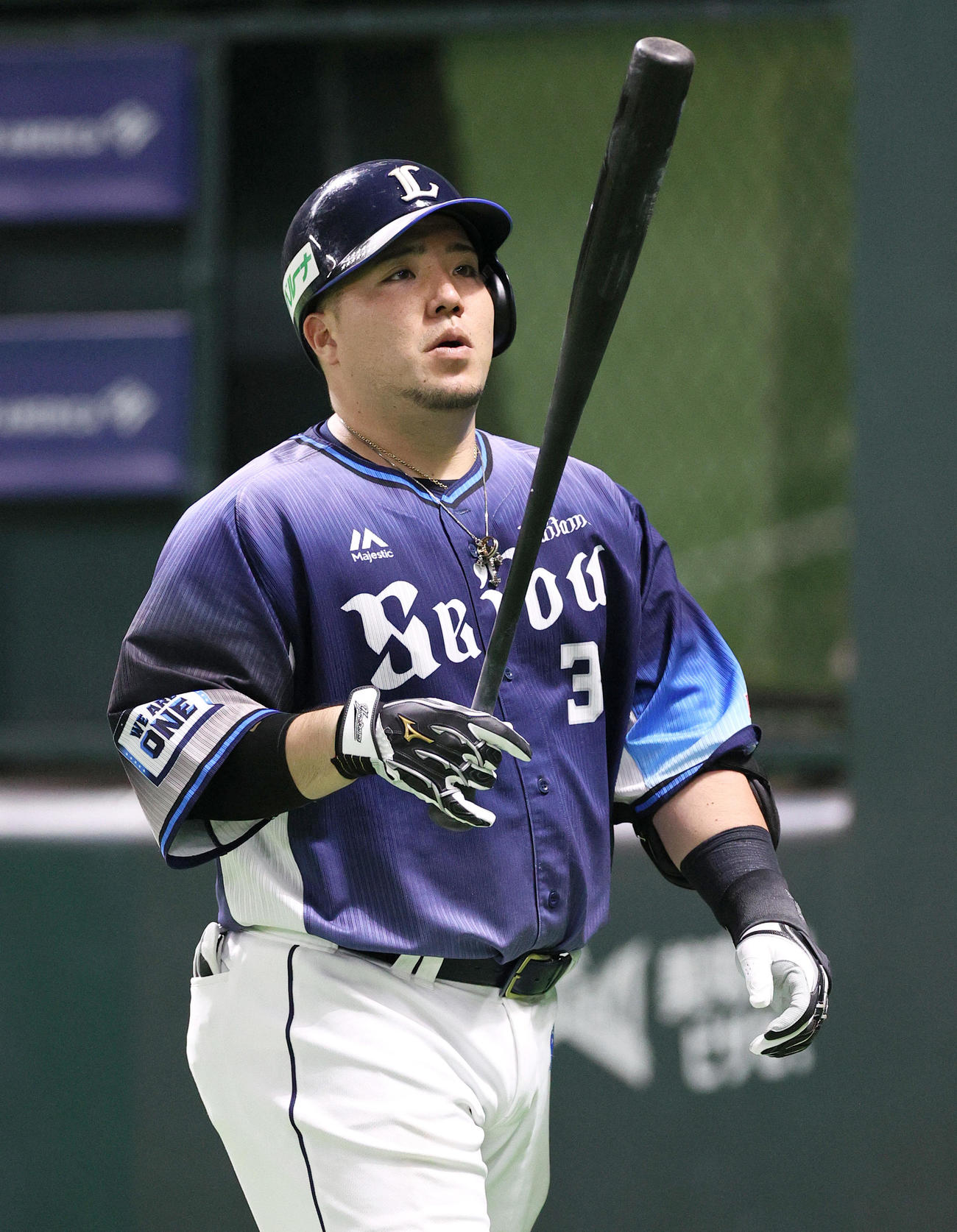 ソフトバンク対西武　6回表西武1死、山川は中飛に倒れベンチへ引き揚げる（撮影・上山淳一）