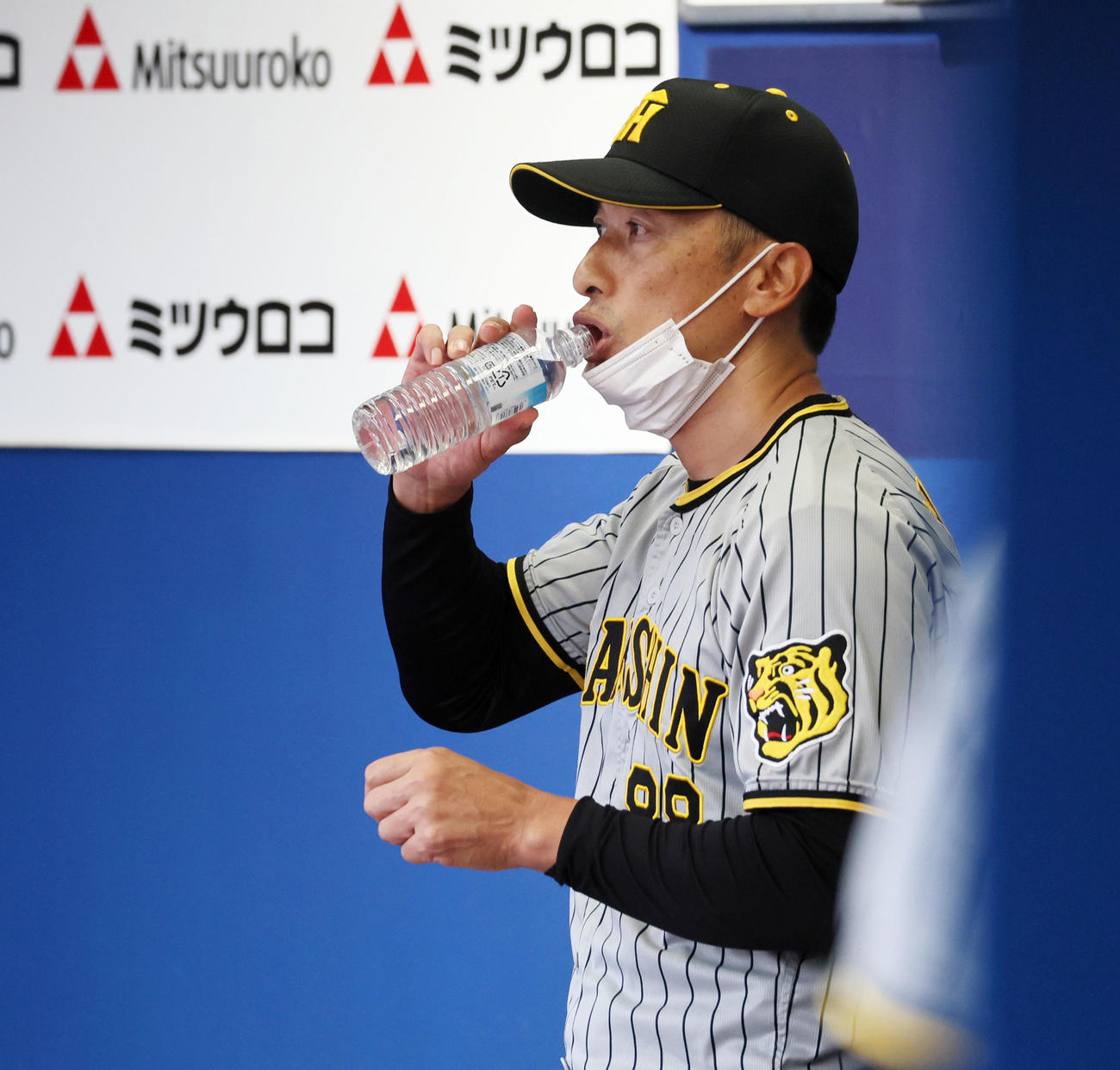 DeNA対阪神　ベンチで水分補給する矢野監督（撮影・加藤哉）