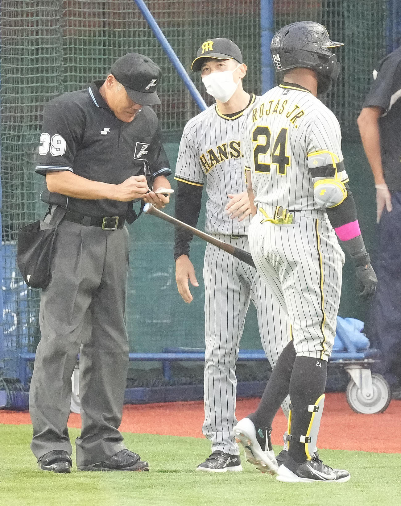 DeNA対阪神　8回表阪神2死、見逃し三振に倒れベンチへ戻る代打ロハス（右）と選手交代を告げる矢野監督（中央）（撮影・鈴木みどり）