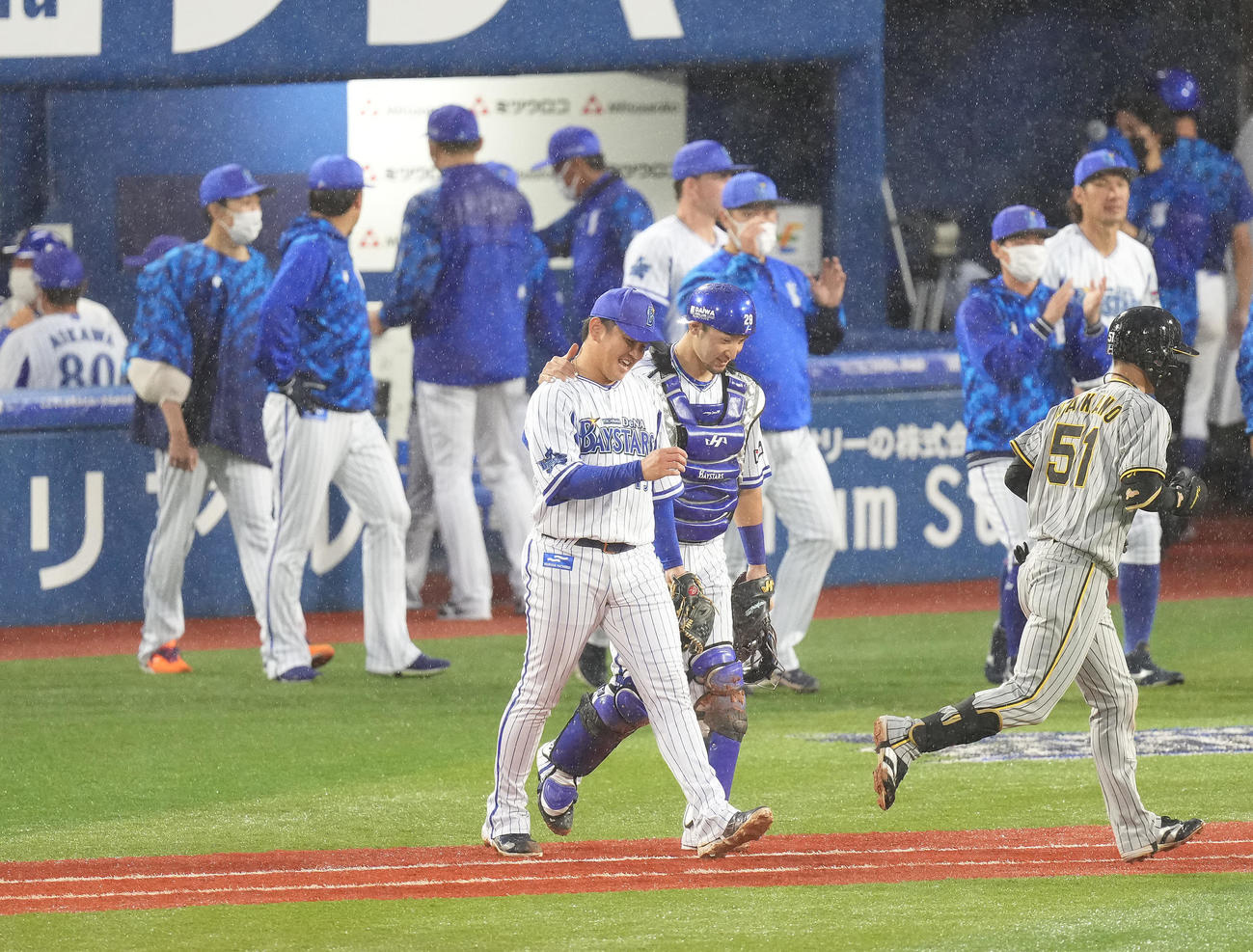 DeNA対阪神　阪神に勝利し、笑顔のDeNA山崎（中央左）と伊藤光（同右）（撮影・鈴木みどり）