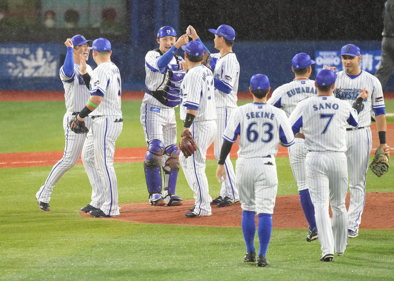 DeNA対阪神　阪神に勝利し笑顔でタッチを交わす山崎（左）らDeNAナイン（撮影・鈴木みどり）