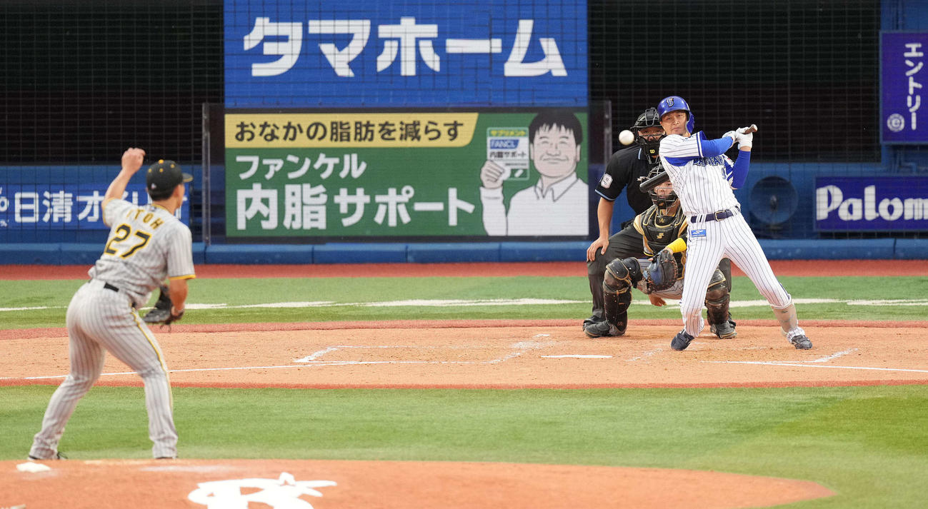 DeNA対阪神　5回裏DeNA無死二、三塁、決勝の中前適時打を放つ大和。投手伊藤将（撮影・鈴木みどり）