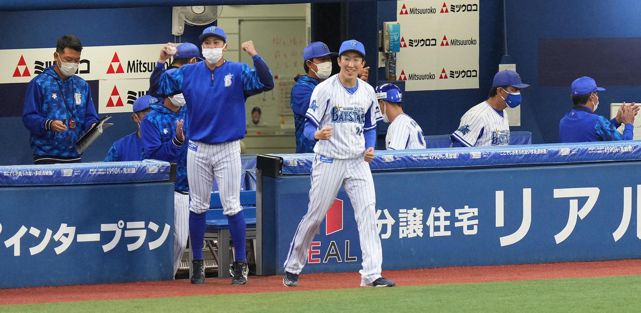DeNA対阪神　7回表阪神2死三塁、大山を中飛に仕留め、ベンチを出てガッツポーズする大貫（中央）（撮影・鈴木みどり）