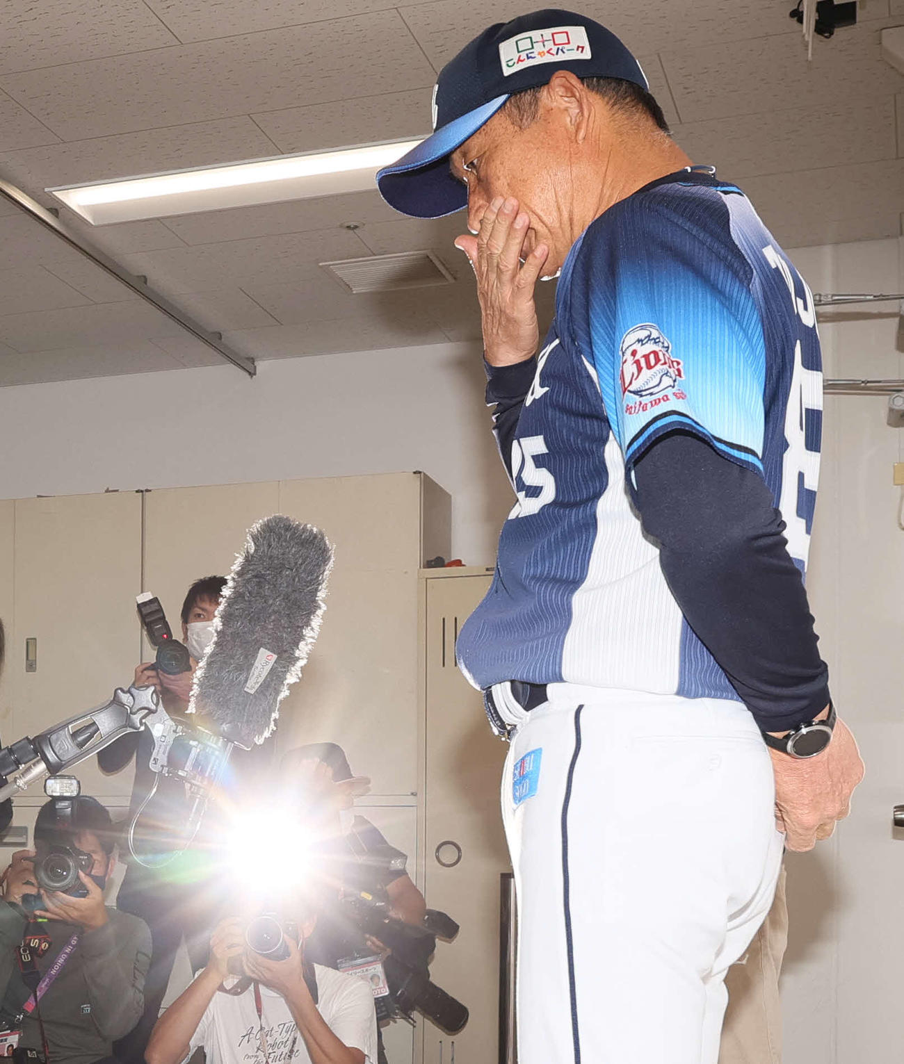 西武辻監督は退任を報道陣に伝え、涙ぐむ（撮影・上山淳一）
