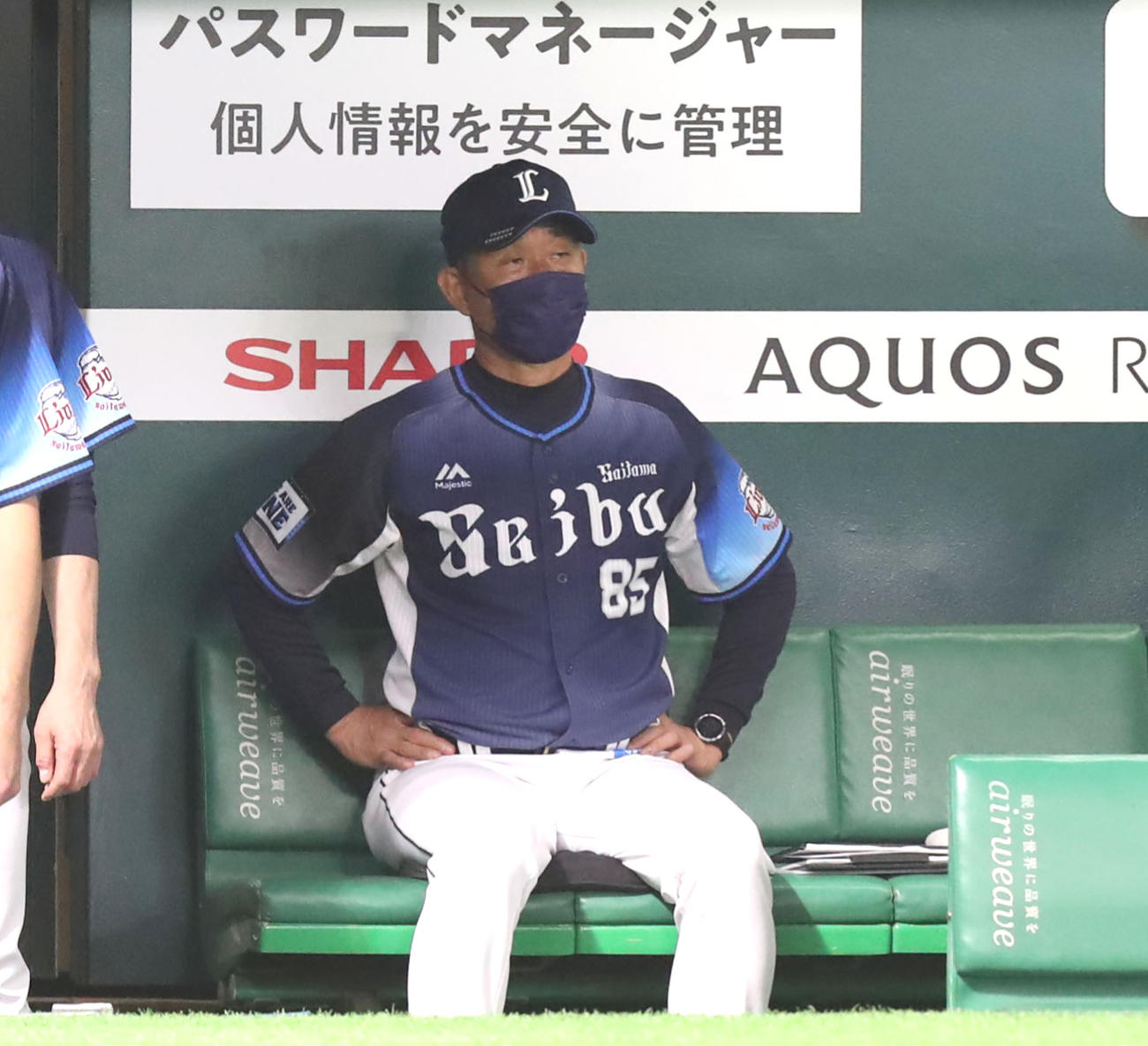 6回裏の戦況を見つめる西武辻監督（撮影・屋方直哉）