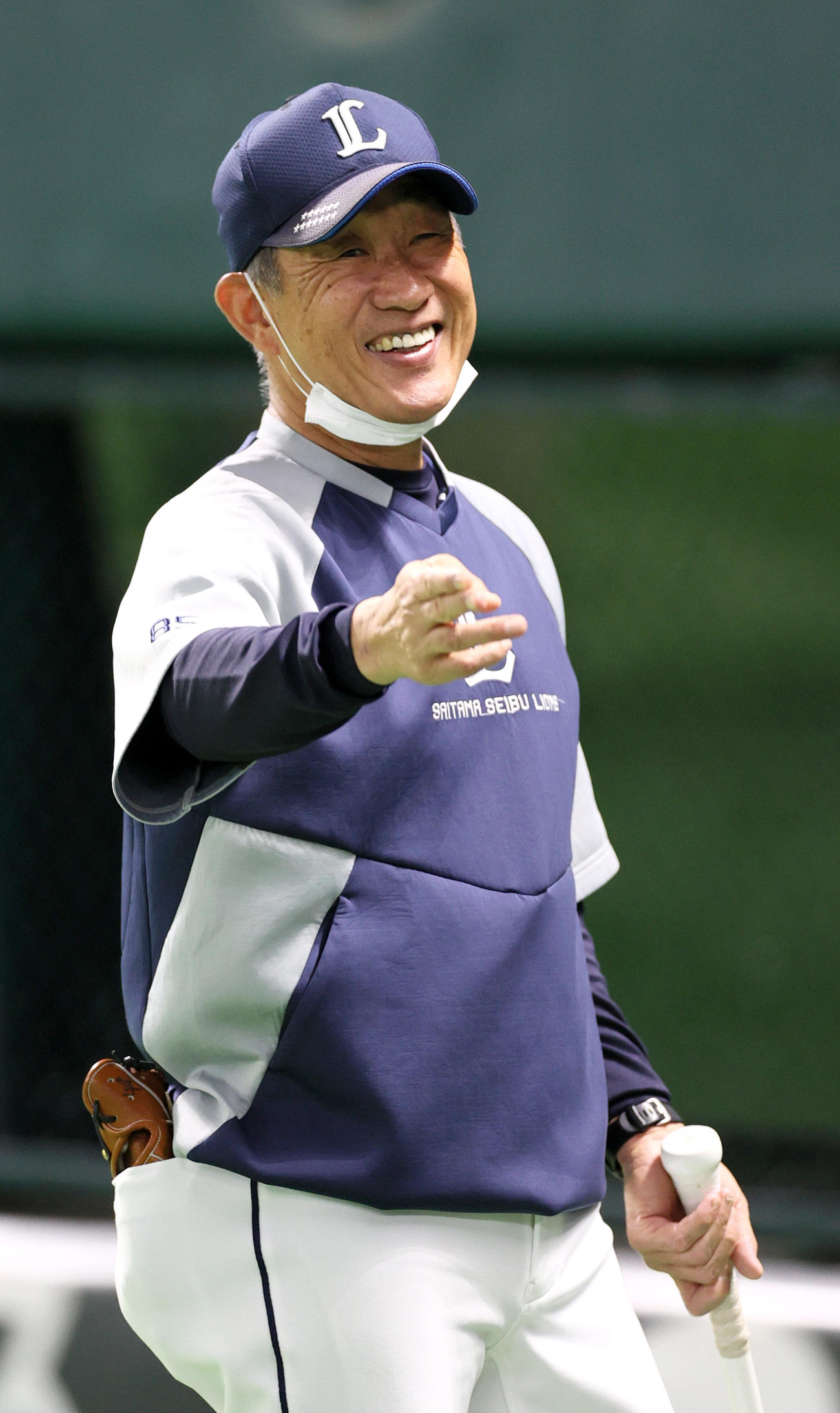 試合前、関係者と笑顔で話す西武辻監督（撮影・上山淳一）