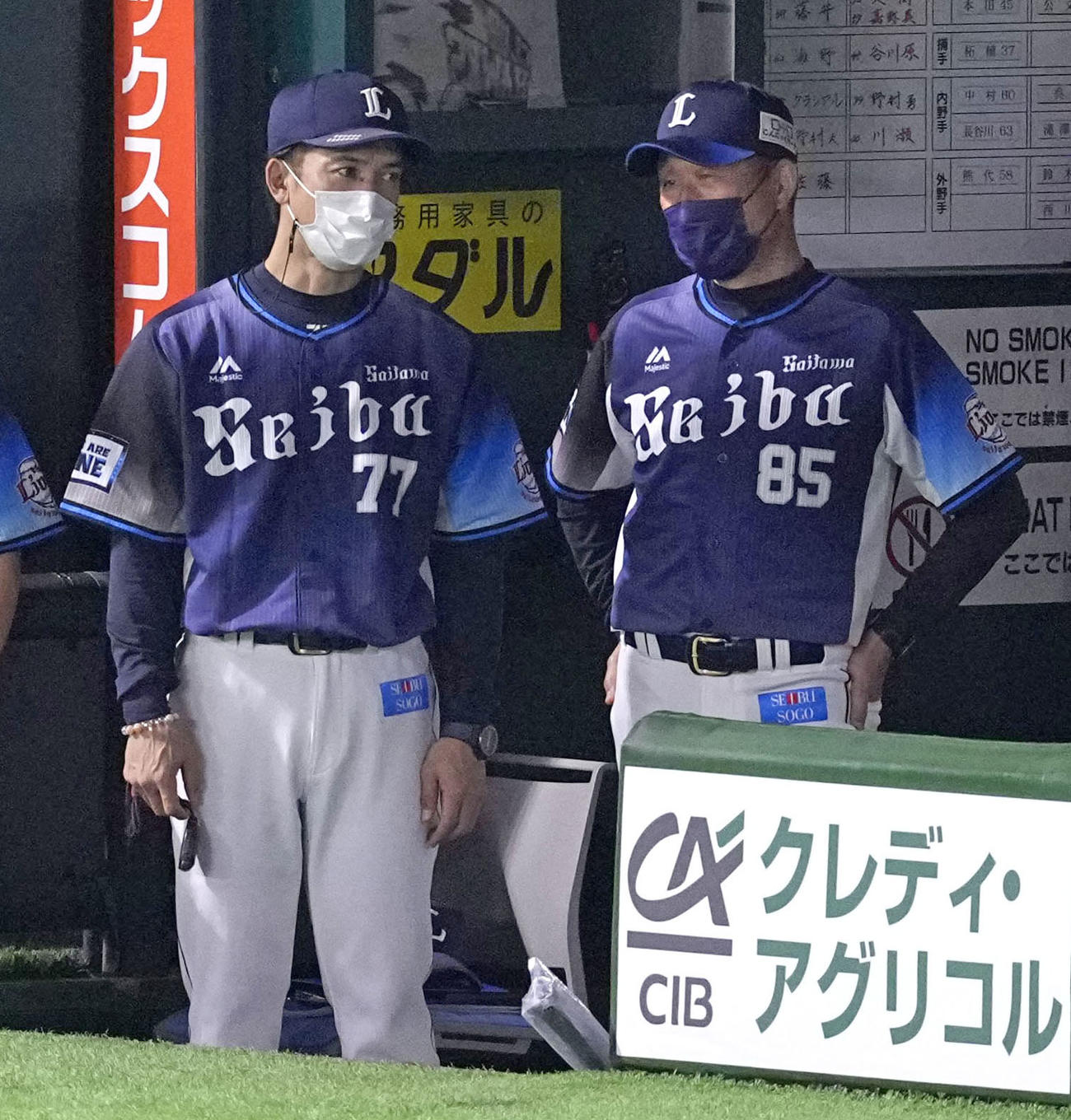 3回、ベンチで話す西武の辻監督（右）と松井ヘッドコーチ