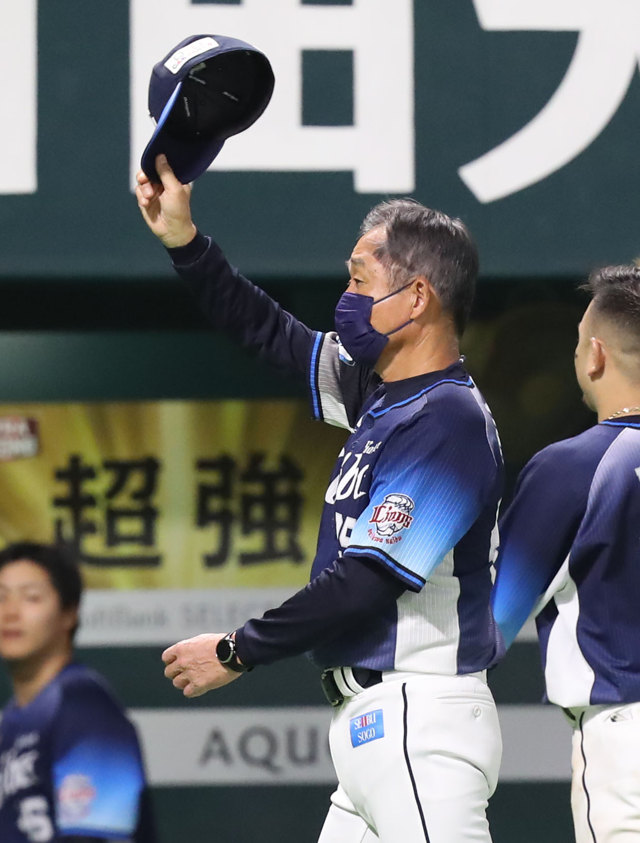 ソフトバンク対西武　試合終了後、帽子を取り観客にあいさつする辻監督（撮影・屋方直哉）