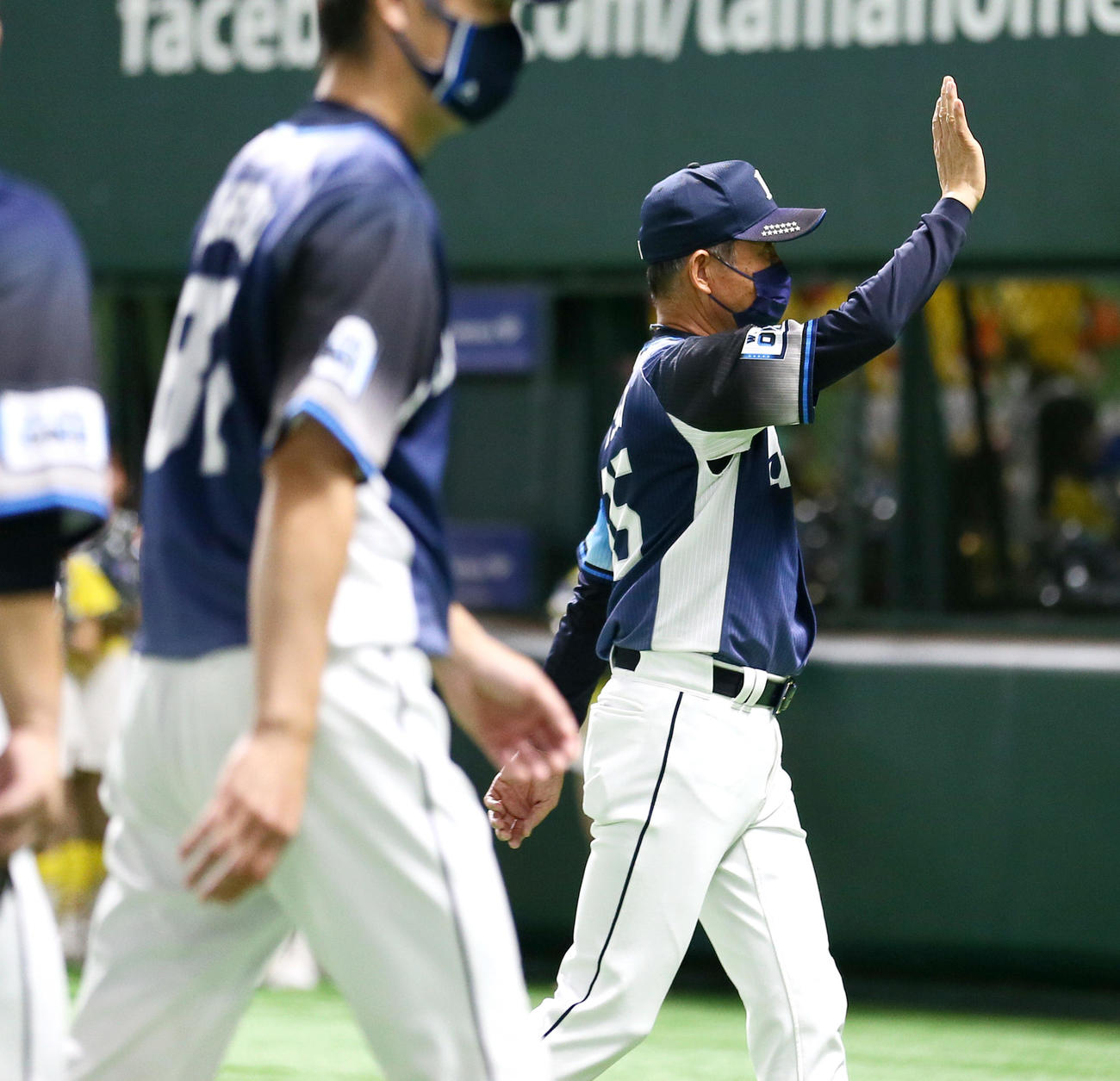 ソフトバンク対西武　CSファーストで敗退し、引き揚げる西武辻監督（撮影・上山淳一）