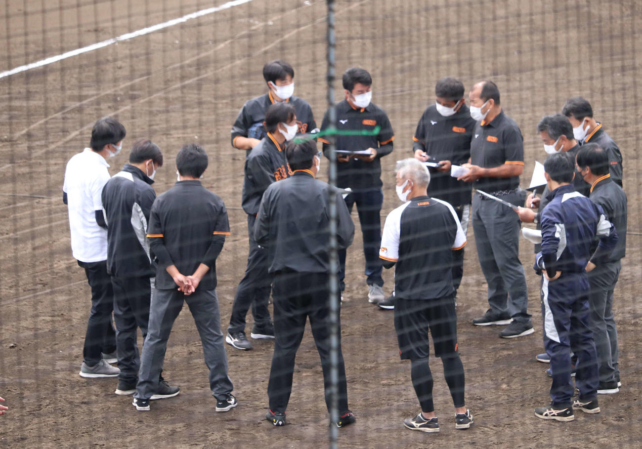 ジャイアンツ球場で新人テストが行われ、話し合う巨人のスカウト、スタッフら（撮影・小早川宗一郎）