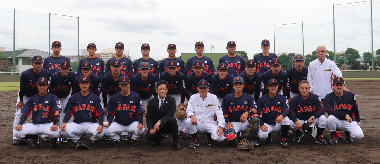 侍ジャパン栗山監督（前列左から4人目）とU23日本代表。同5人目はU23代表の石井監督（撮影・古川真弥）