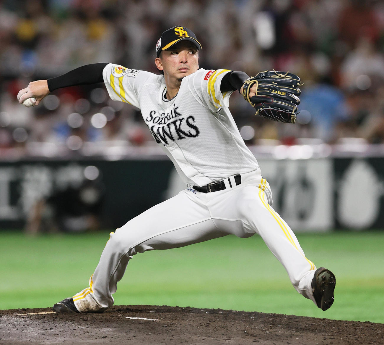 ソフトバンク対西武　5回、力投するソフトバンク先発の東浜（撮影・上山淳一）