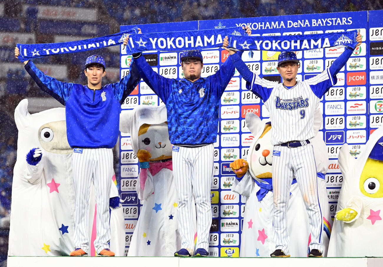 DeNA対阪神　阪神に勝利して逆王手となり、記念撮影に納まるDeNAの、左から大貫、伊勢、大和（撮影・たえ見朱実）
