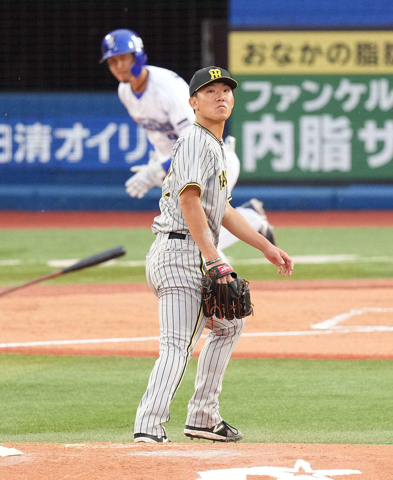 DeNA対阪神　5回裏DeNA無死二、三塁、大和に決勝の中前適時打を浴びる伊藤将（撮影・鈴木みどり）