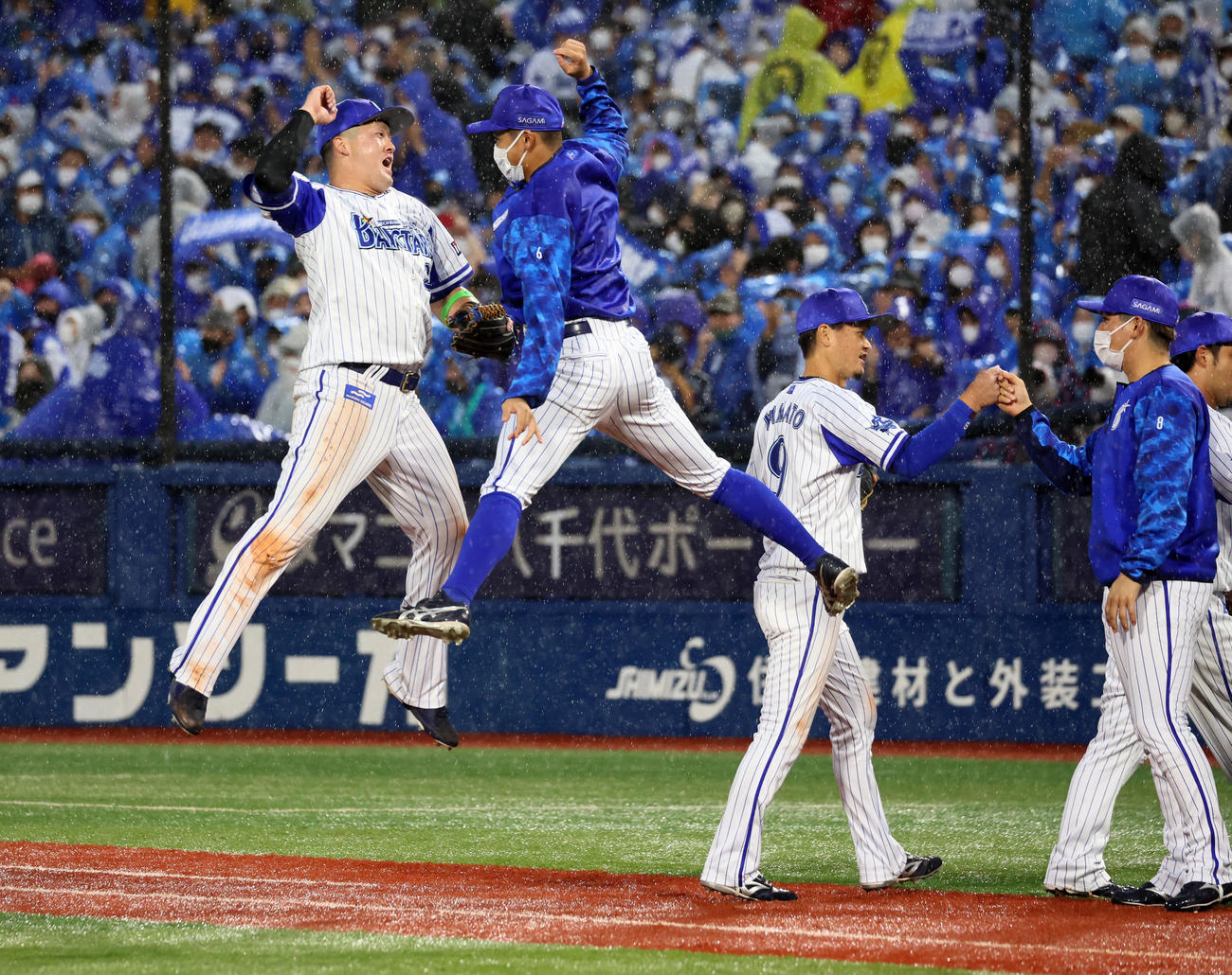 阪神に勝利し森（右）とジャンプしてタッチする牧（撮影・加藤哉）