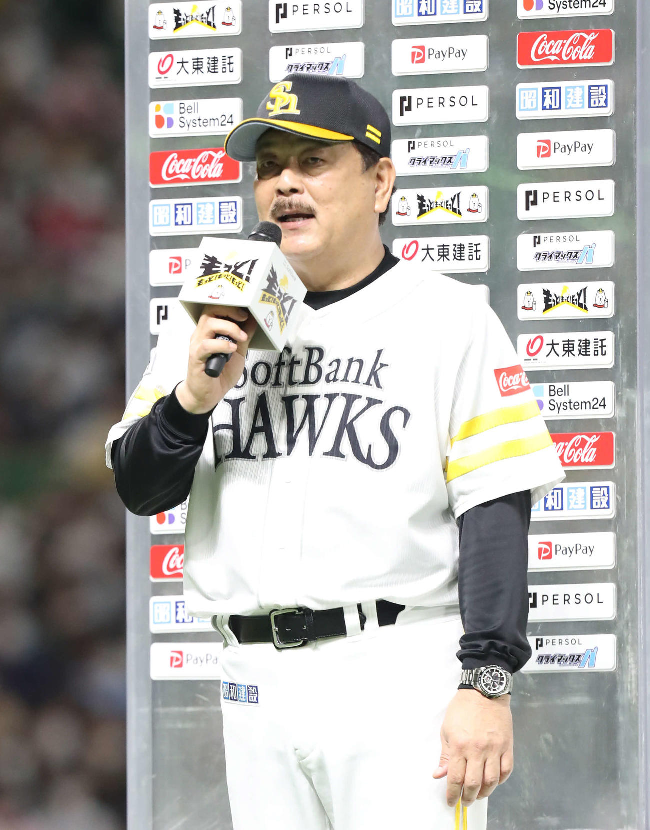 連勝でCSファイナルステージ進出を決め、インタビューを受ける藤本監督（撮影・屋方直哉）