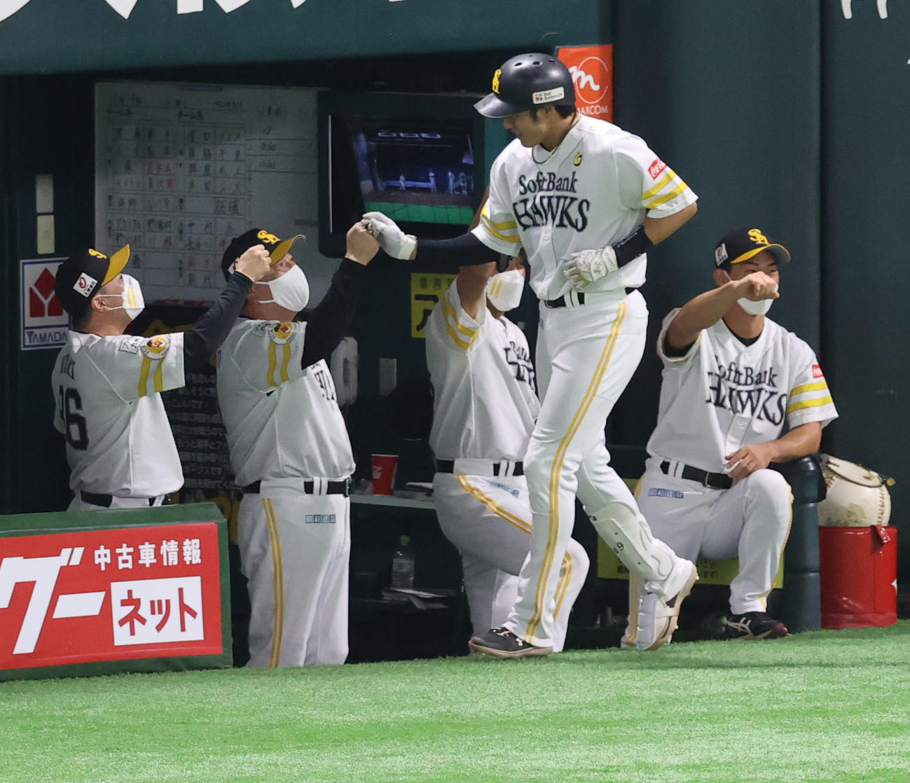 ソフトバンク対西武　3回裏ソフトバンク2死満塁、柳田悠岐は右越えに満塁本塁打を放ち藤本博史監督とグータッチ（撮影・梅根麻紀）