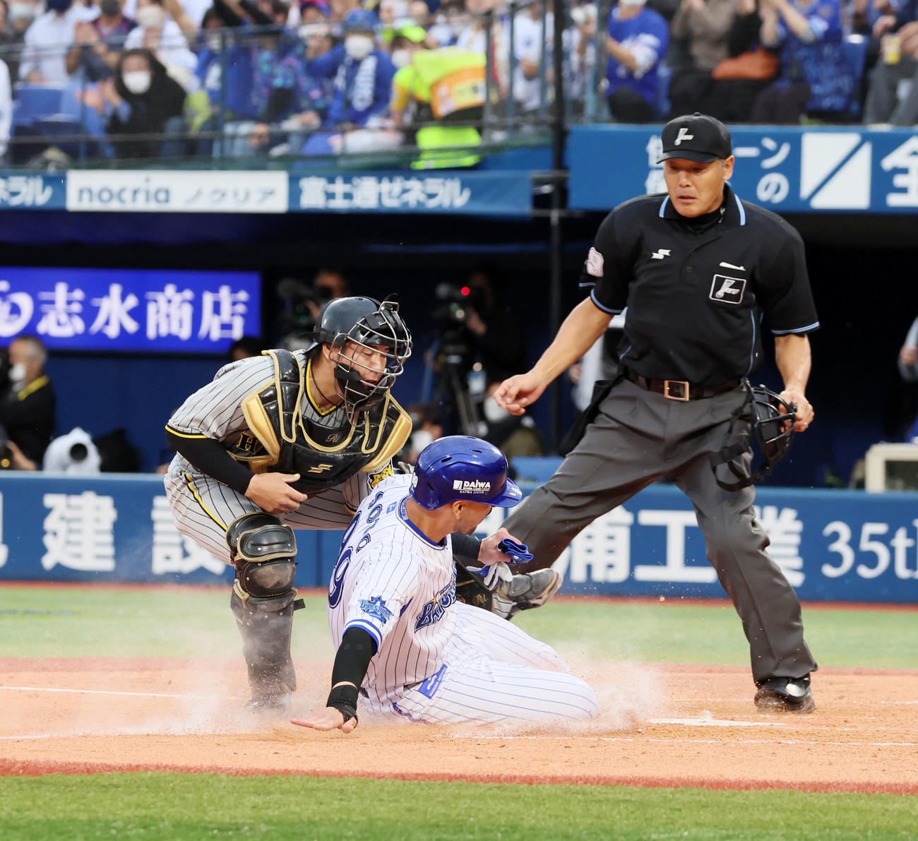DeNA対阪神　5回裏DeNA無死二、三塁、二塁走者ソトは大和の中前打で本塁を狙うも憤死。捕手は梅野（撮影・加藤哉）