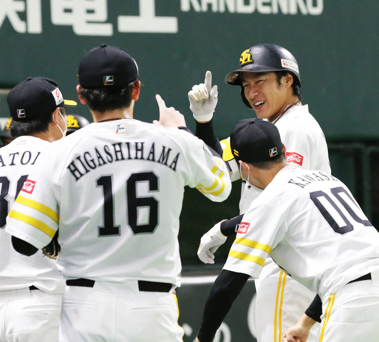 ソフトバンク対西武　3回裏ソフトバンク2死満塁、右越え満塁本塁打の柳田（右）は、ナインから祝福を受け笑顔を見せる（撮影・屋方直哉）