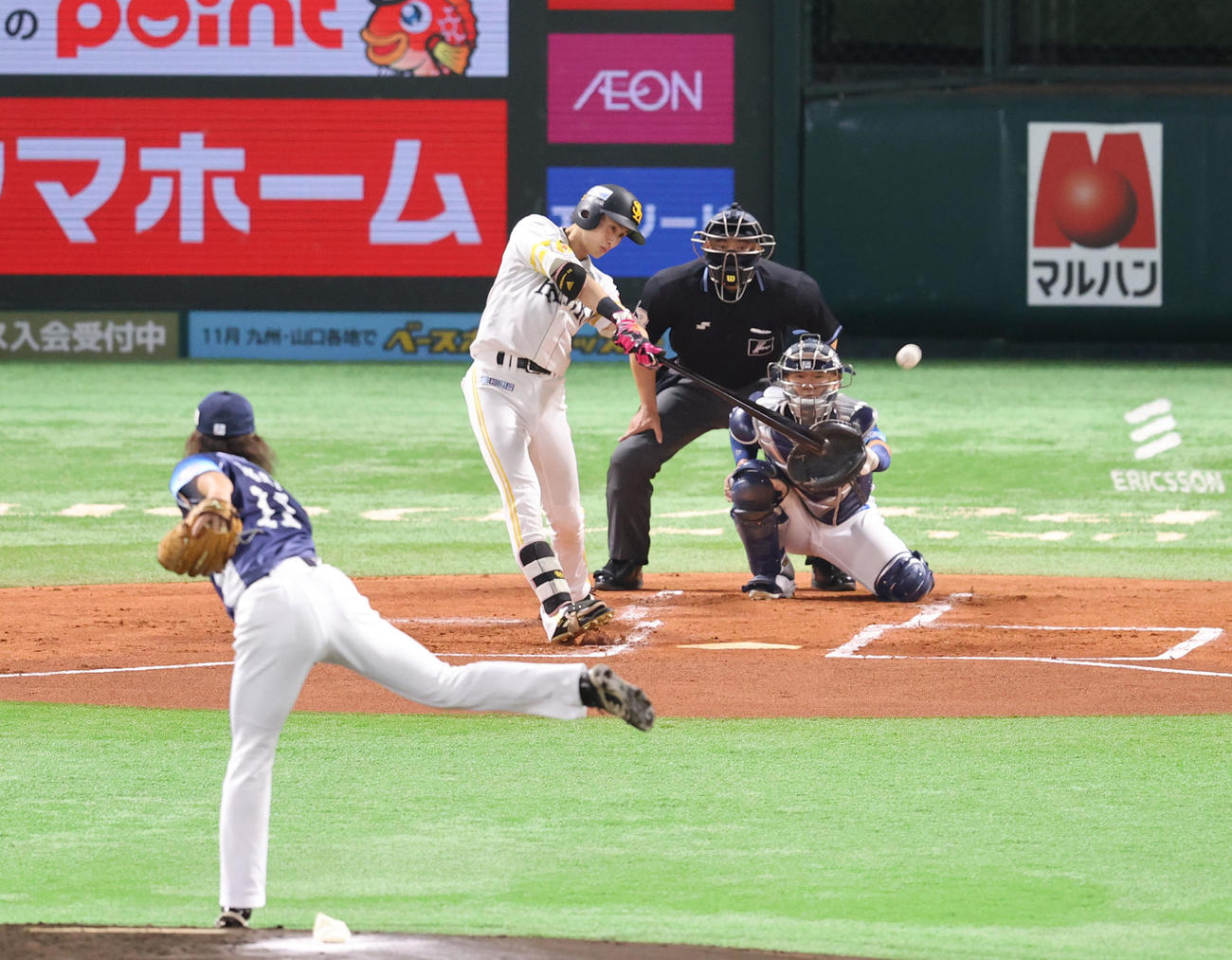 ソフトバンク対西武　1回裏ソフトバンク1死、周東佑京は左越え二塁打を放つ（撮影・梅根麻紀）