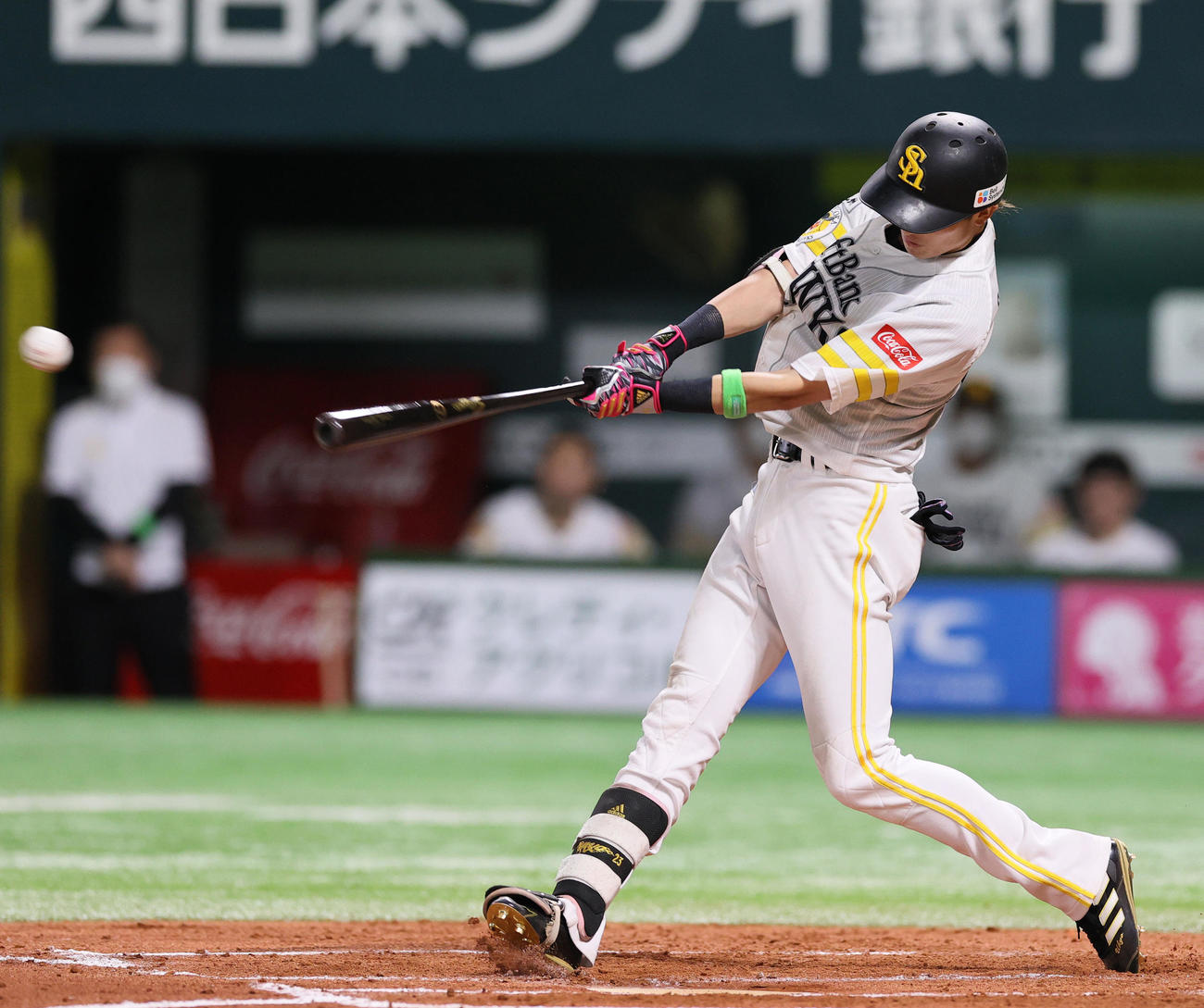 ソフトバンク対西武　6回裏ソフトバンク2死満塁、周東は右前適時打を放つ（撮影・上山淳一）