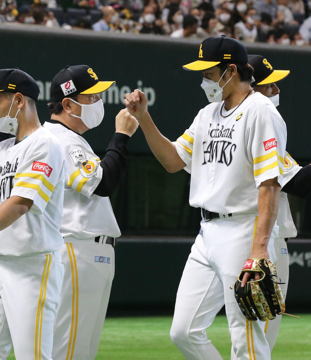 ソフトバンク対西武　西武に勝利し、グータッチをする藤本監督（左）と柳田（撮影・屋方直哉）