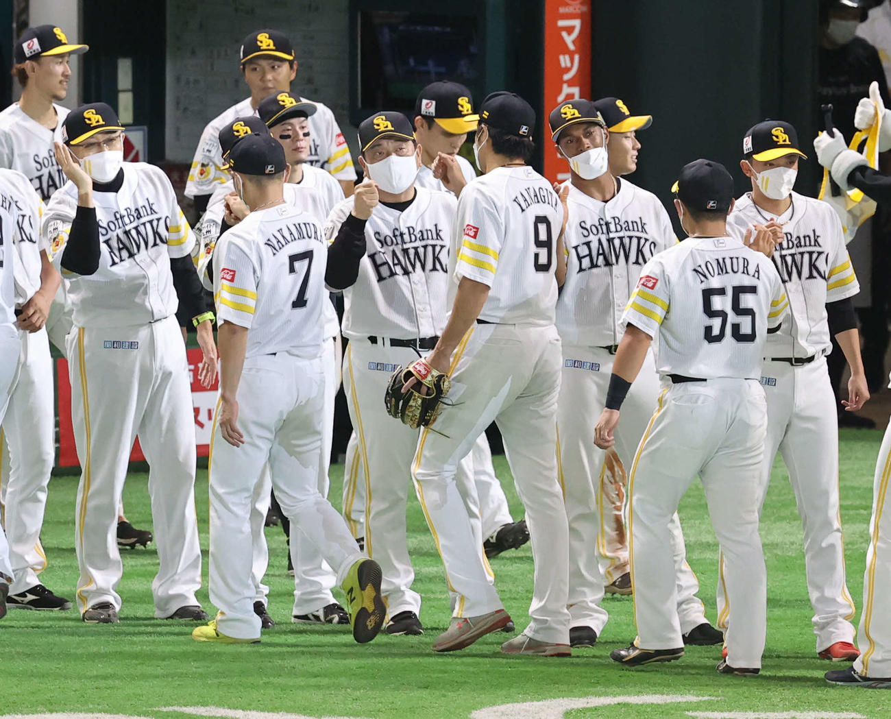 ソフトバンク対西武　西武に勝利しCSファイナルステージ進出を決め、ベンチ前で柳田（中央右）とハイタッチする藤本監督（同左）（撮影・梅根麻紀）