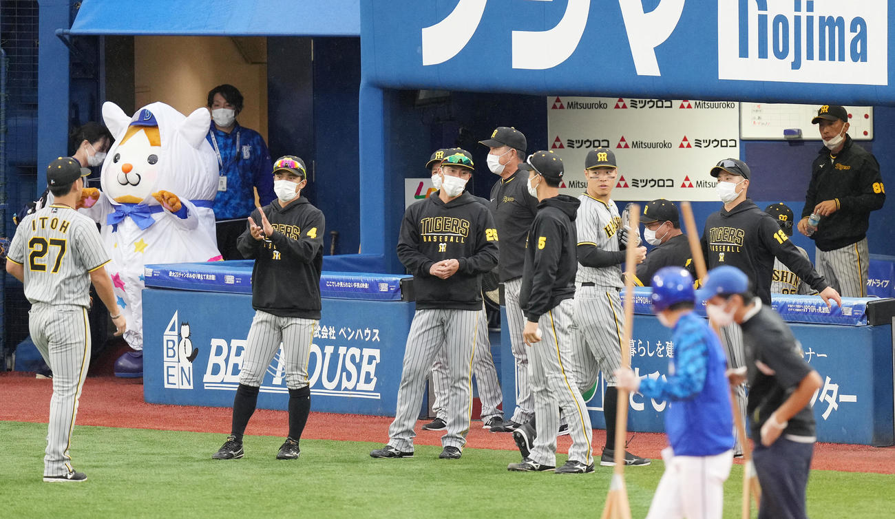 DeNA対阪神　5回裏に先制を許し、浮かない表情の阪神矢野監督（右）とベンチへ戻る伊藤将（左）（撮影・鈴木みどり）