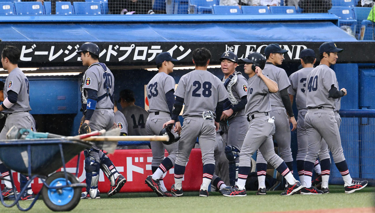 法大に敗れ引き揚げる慶大の選手たち（撮影・滝沢徹郎）
