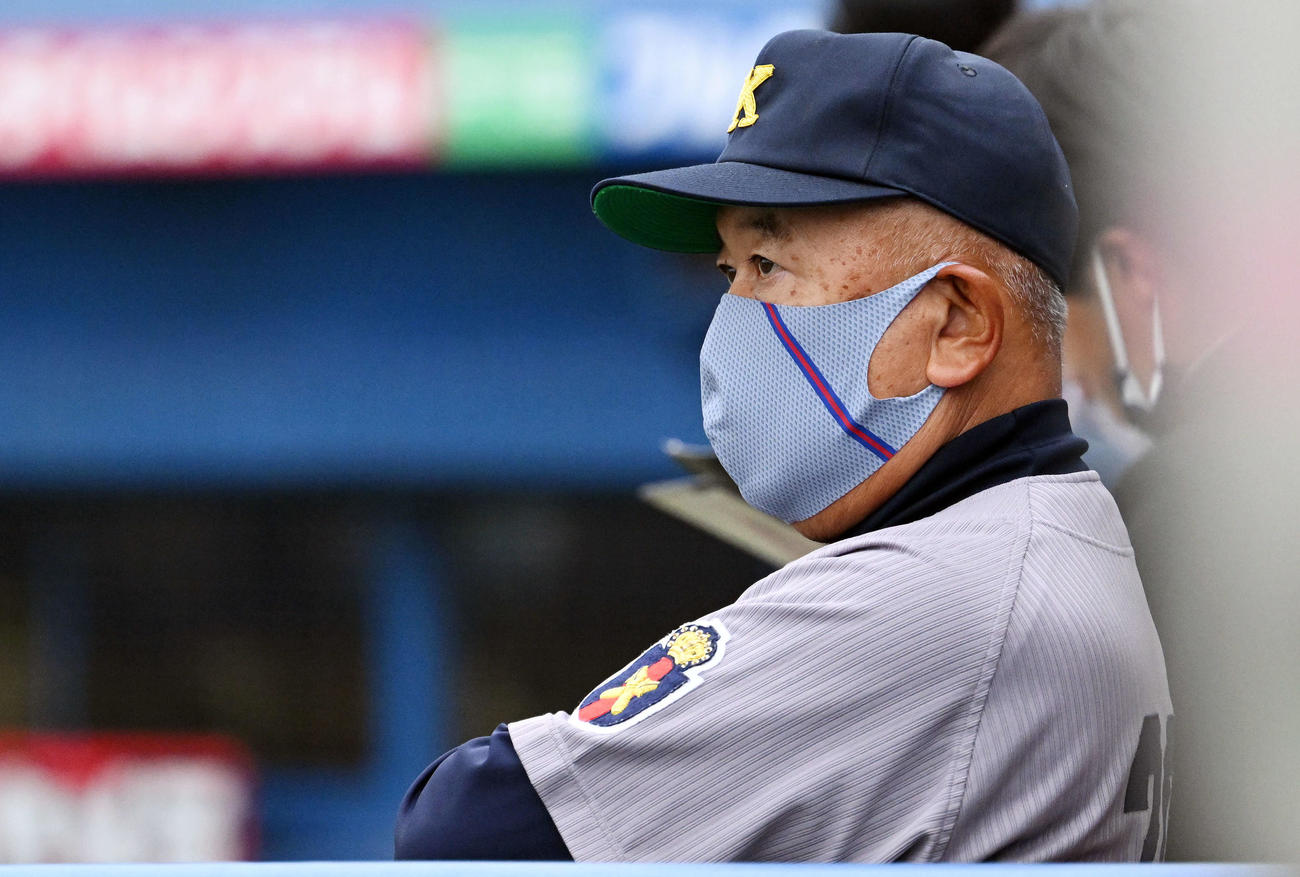 戦況を見守る慶大・堀井監督（撮影・滝沢徹郎）