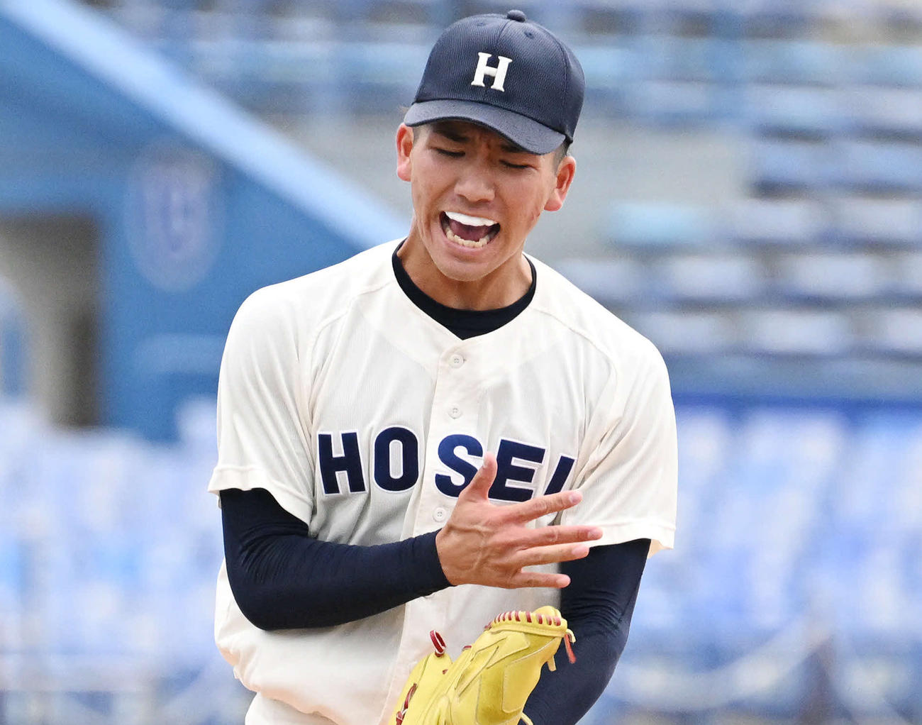 3回を投げ終えさけぶ法大先発の篠木健太郎（撮影・滝沢徹郎）