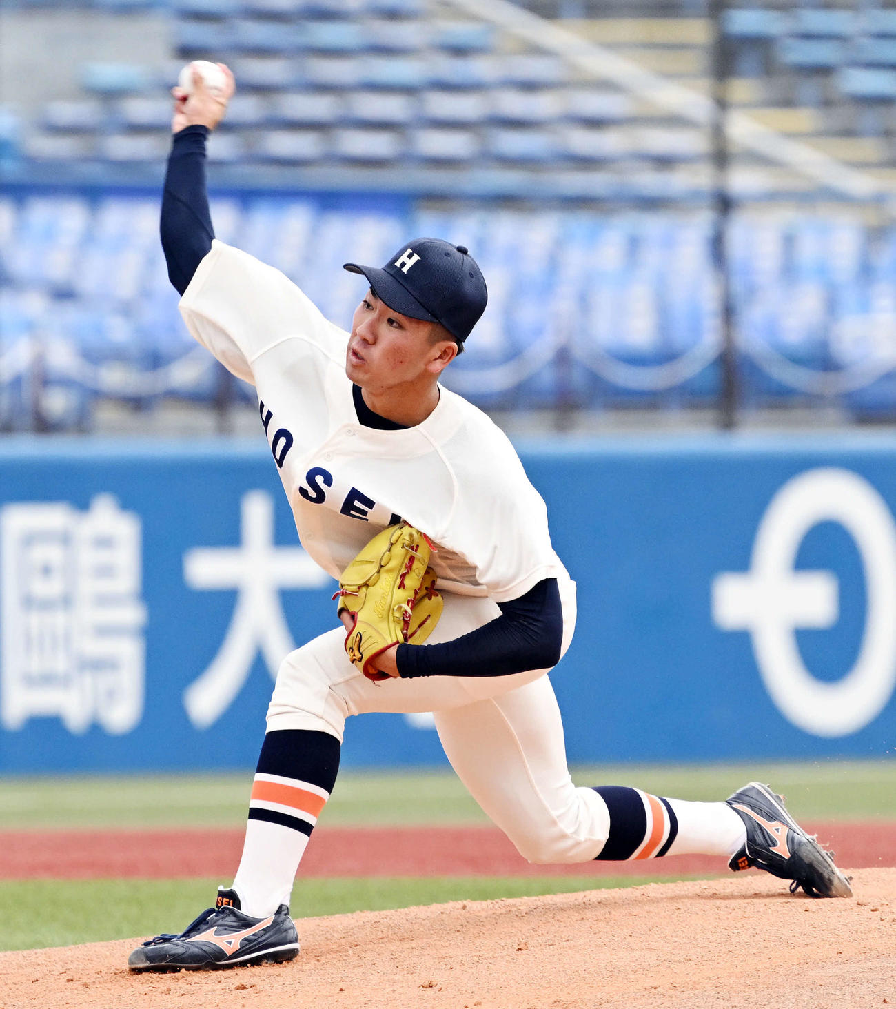 力投する法大先発の篠木（撮影・滝沢徹郎）