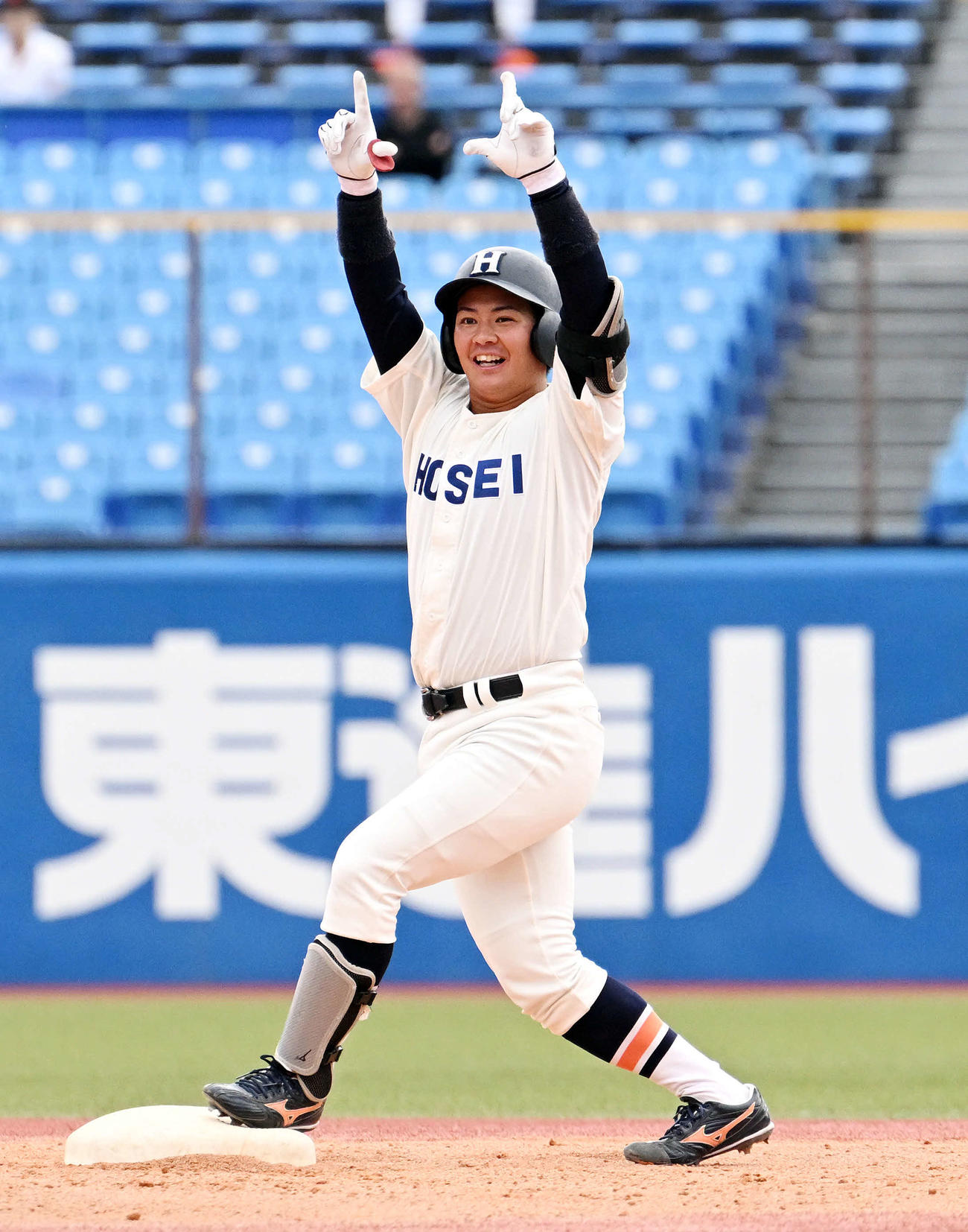 2回裏法大2死、村上はフェンス直撃の二塁打を放ちポーズを決める（撮影・滝沢徹郎）