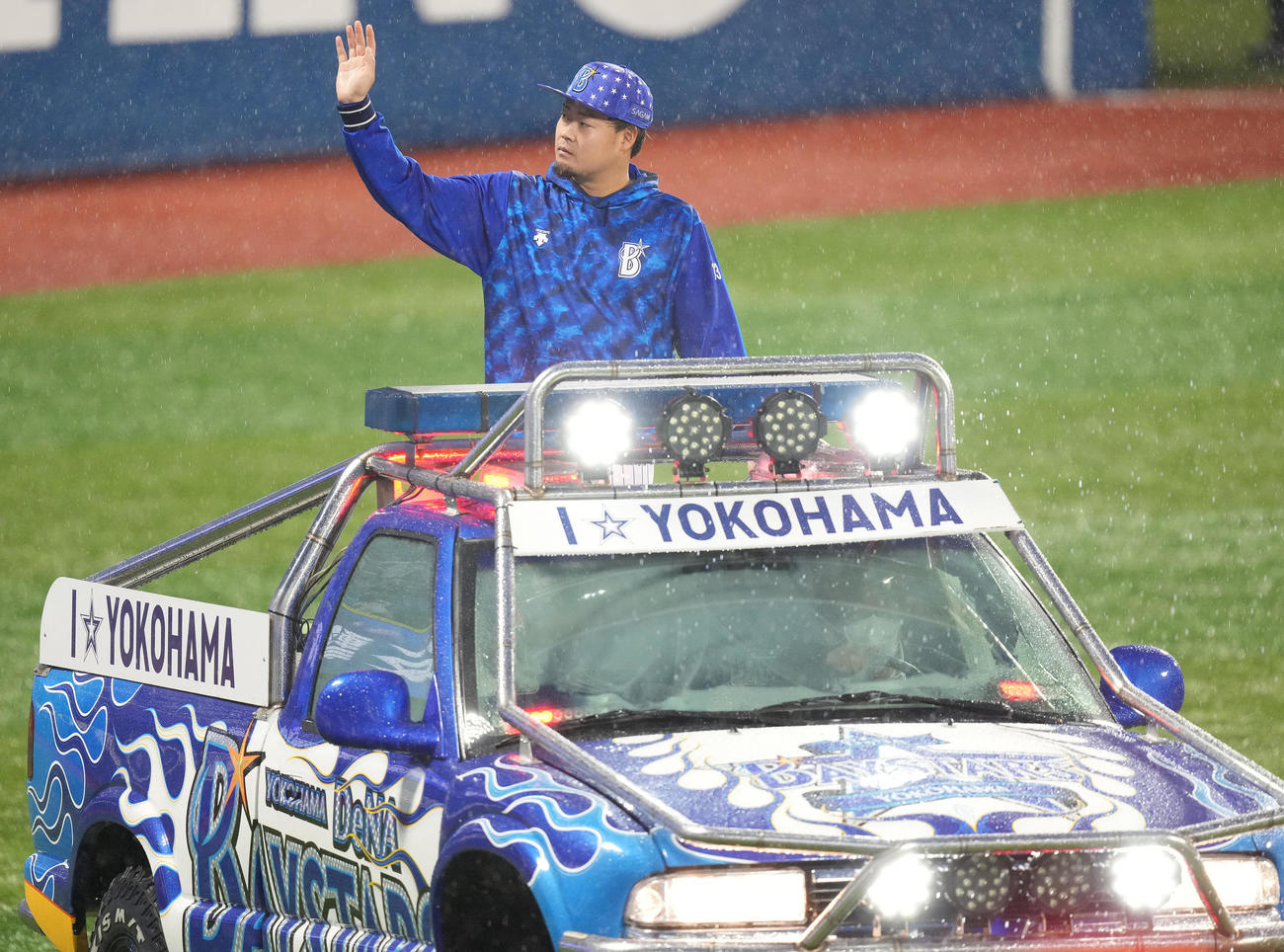 DeNA対阪神　阪神に勝利し、ファンの声援に応えるDeNA伊勢（撮影・鈴木みどり）